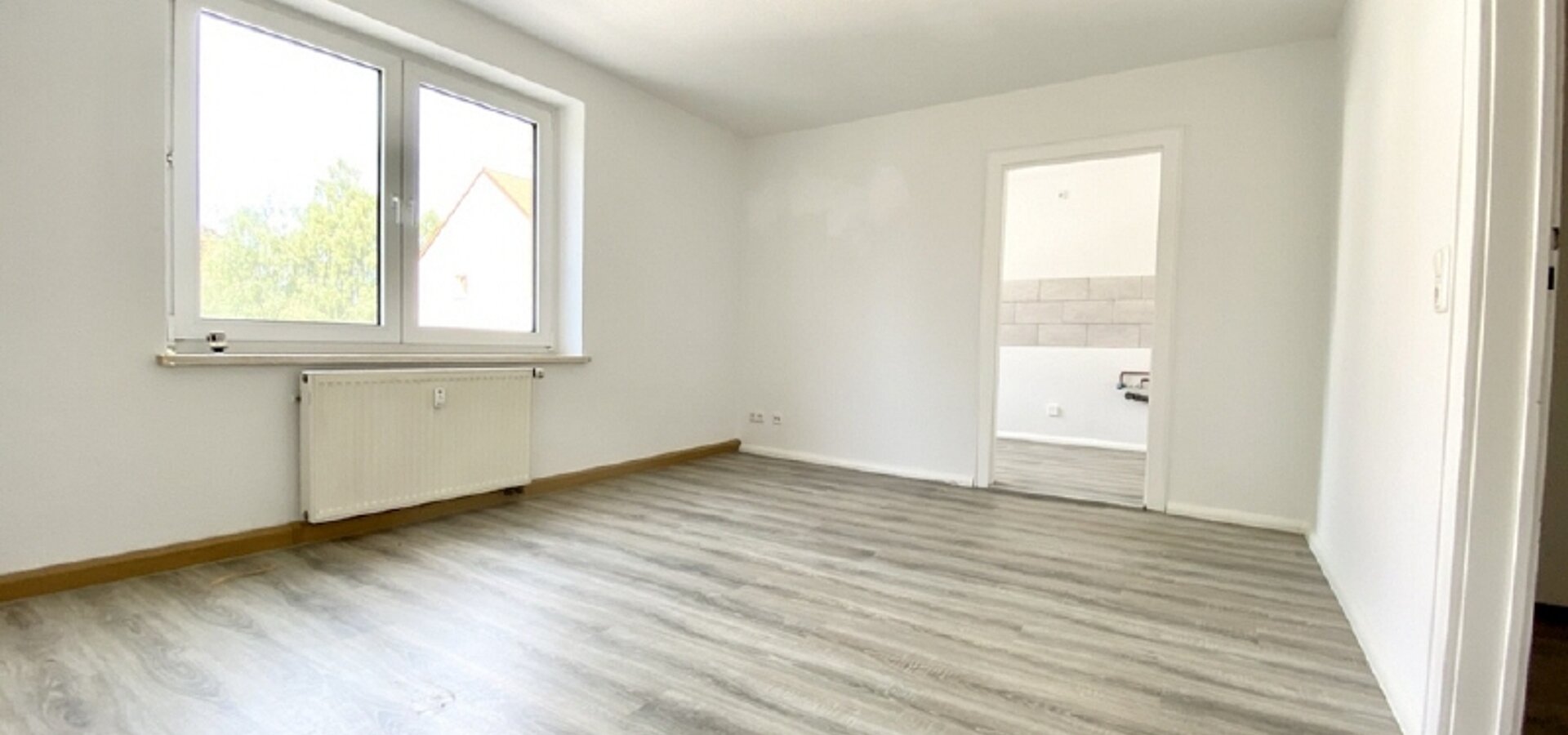 Wohnzimmer mit Zugang zur Küche
