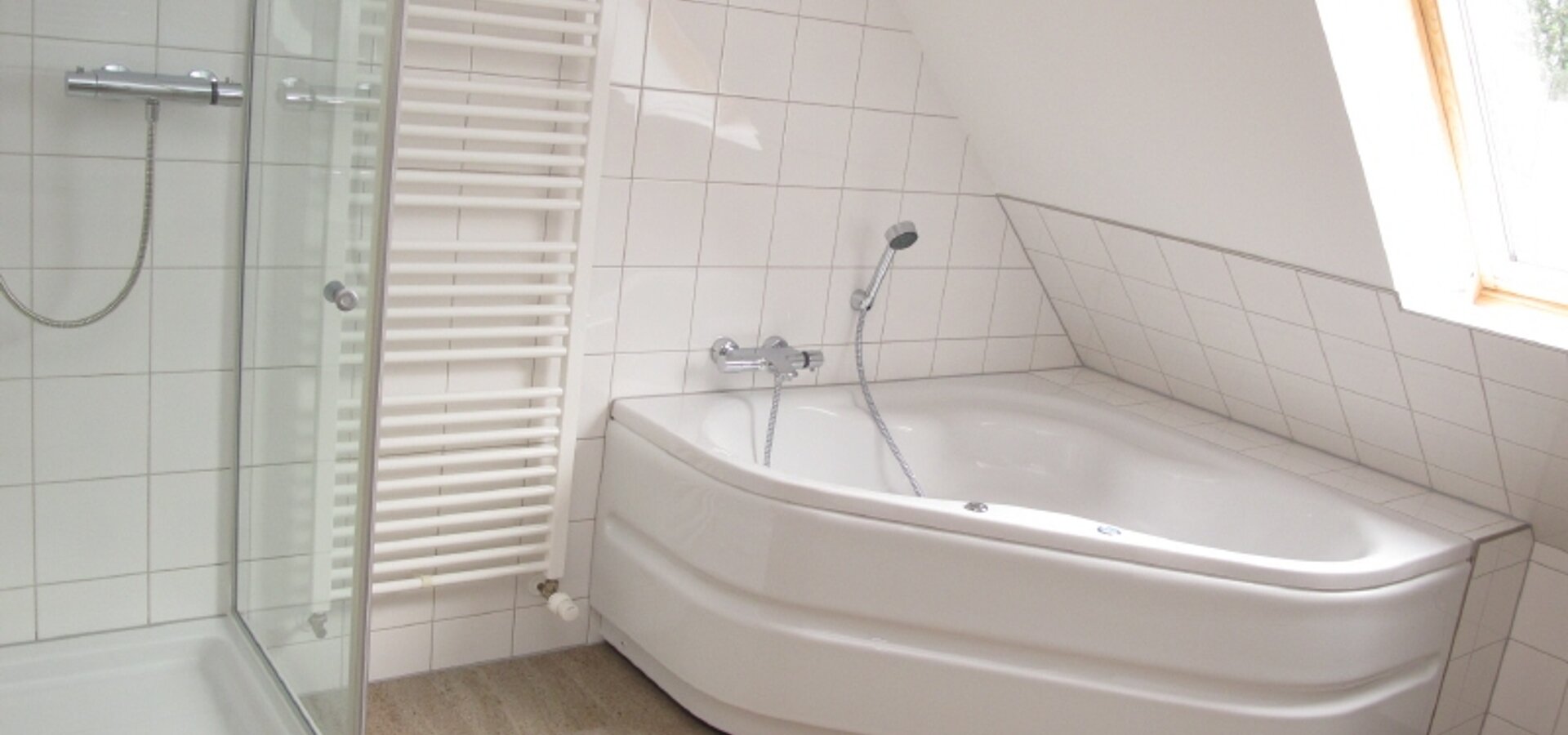 Bad mit Wanne + Dusche