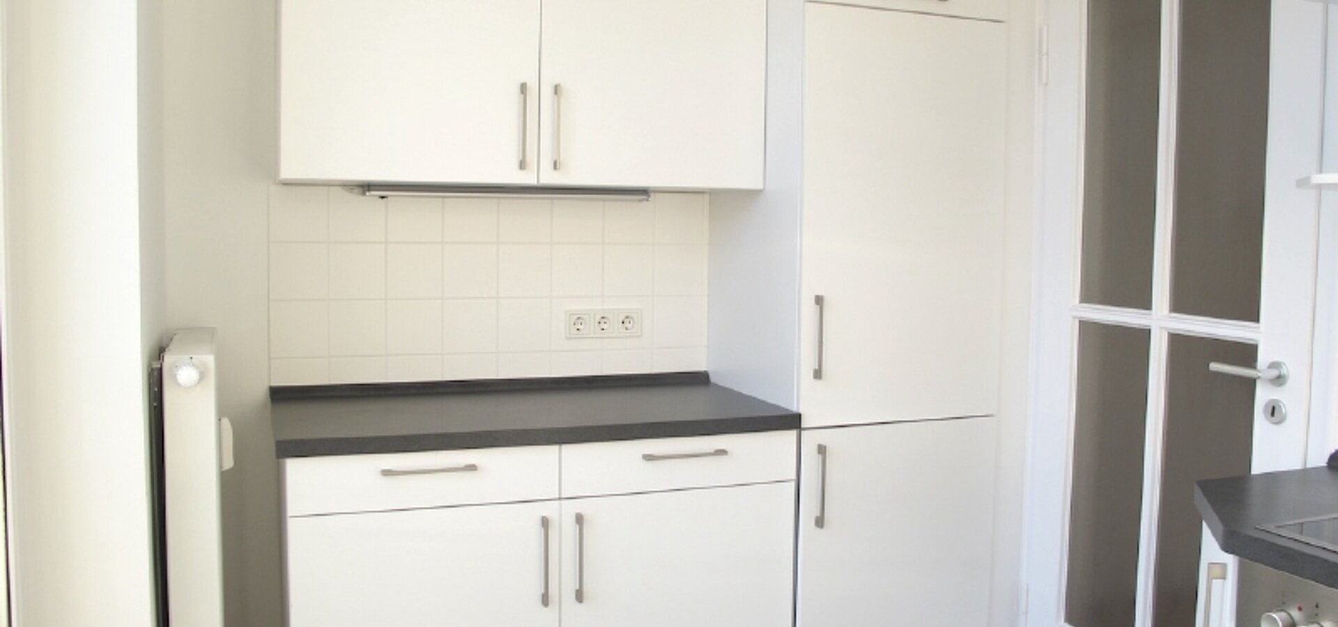 mit Kühl- und Gefrierschrank