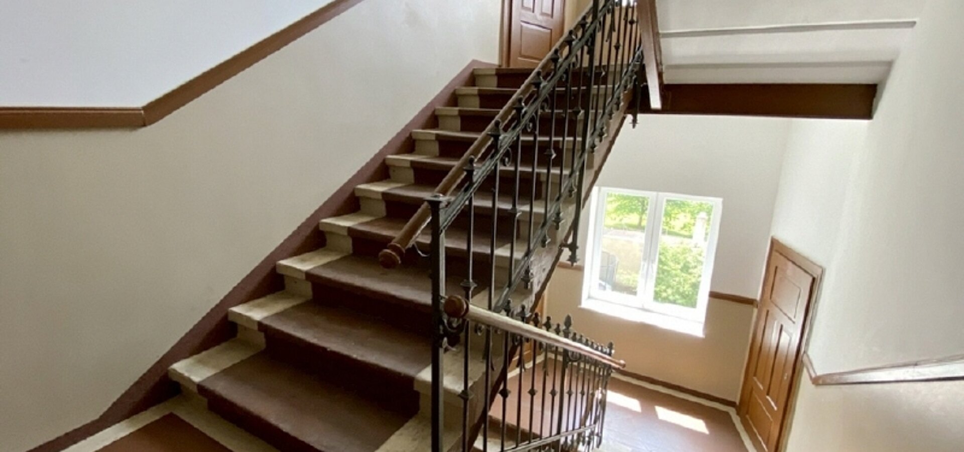 Treppenhaus mit Abstellkammern