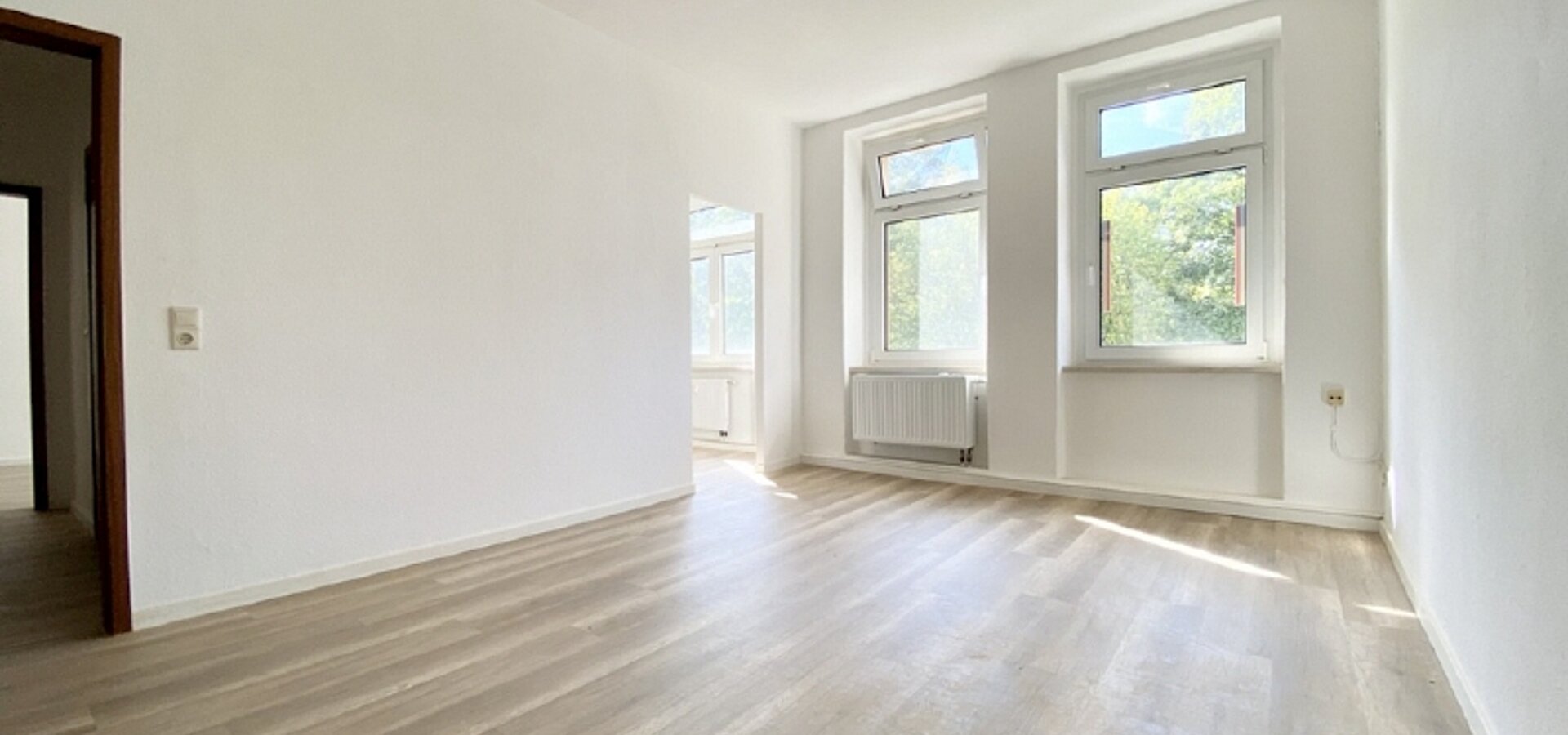 Wohnzimmer mit Zugang zur Küche