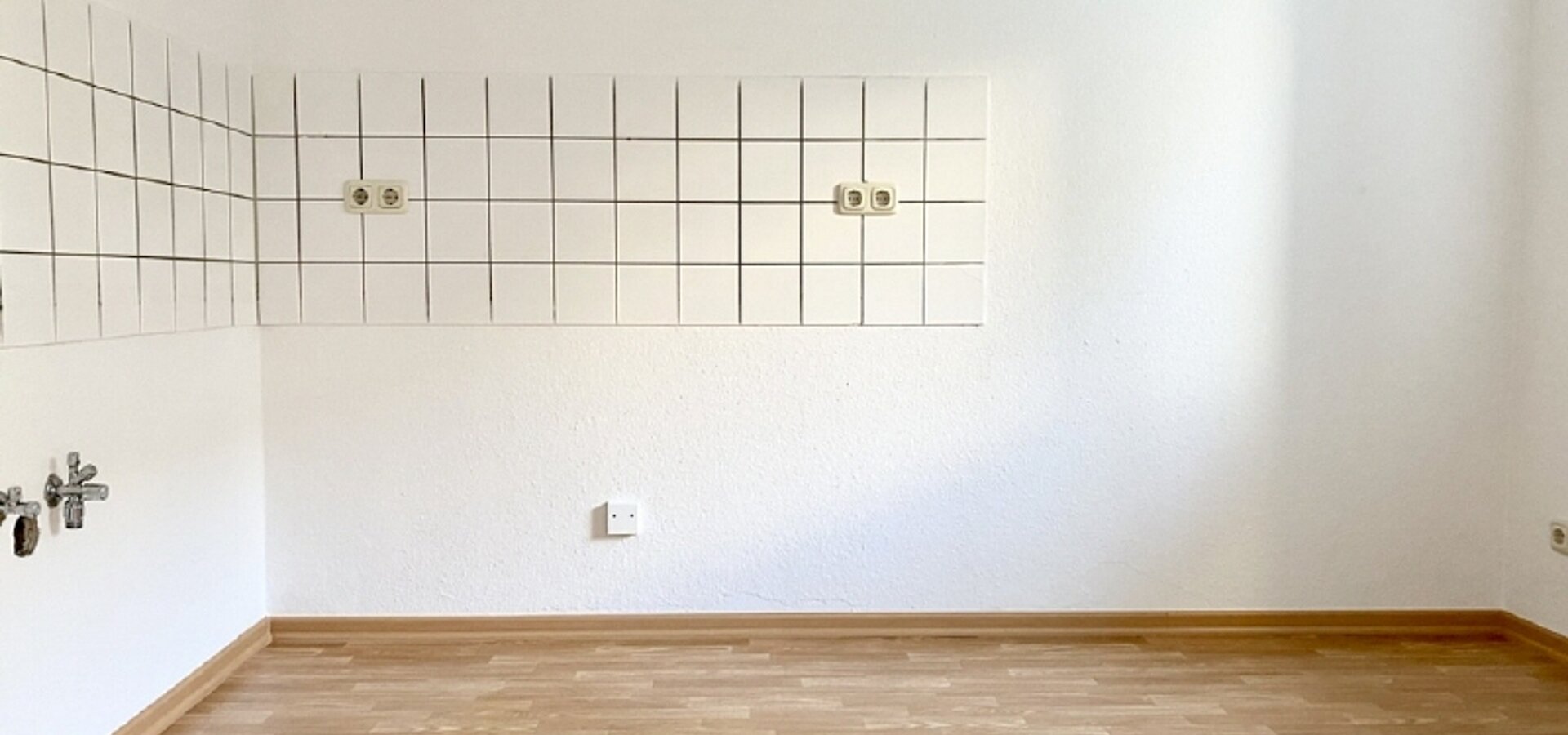 Küche mit Fenster und Fliesenspiegel