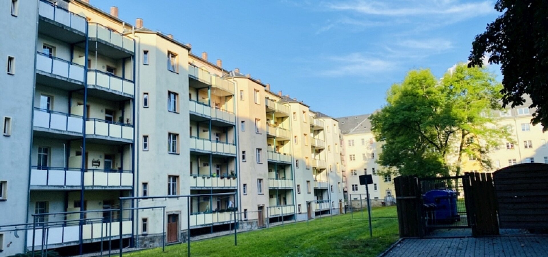 Hausrückseite mit Gemeinschaftsgarten