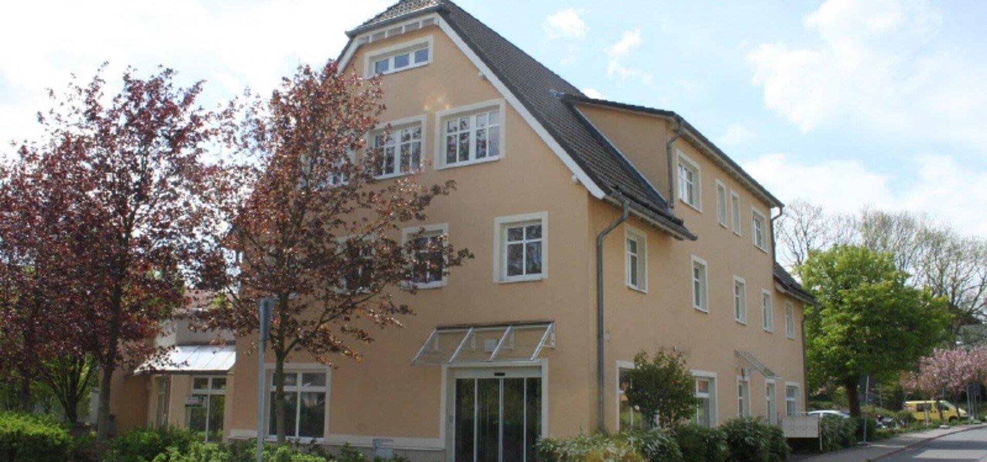 Außenansicht Wohn- und Geschäftshaus