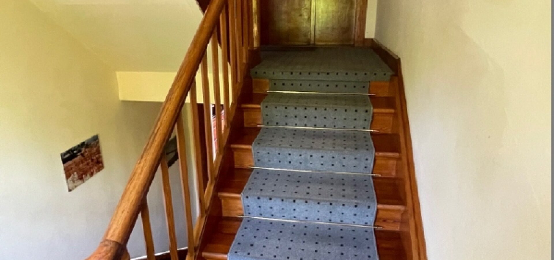 zur Wohnung im OG
