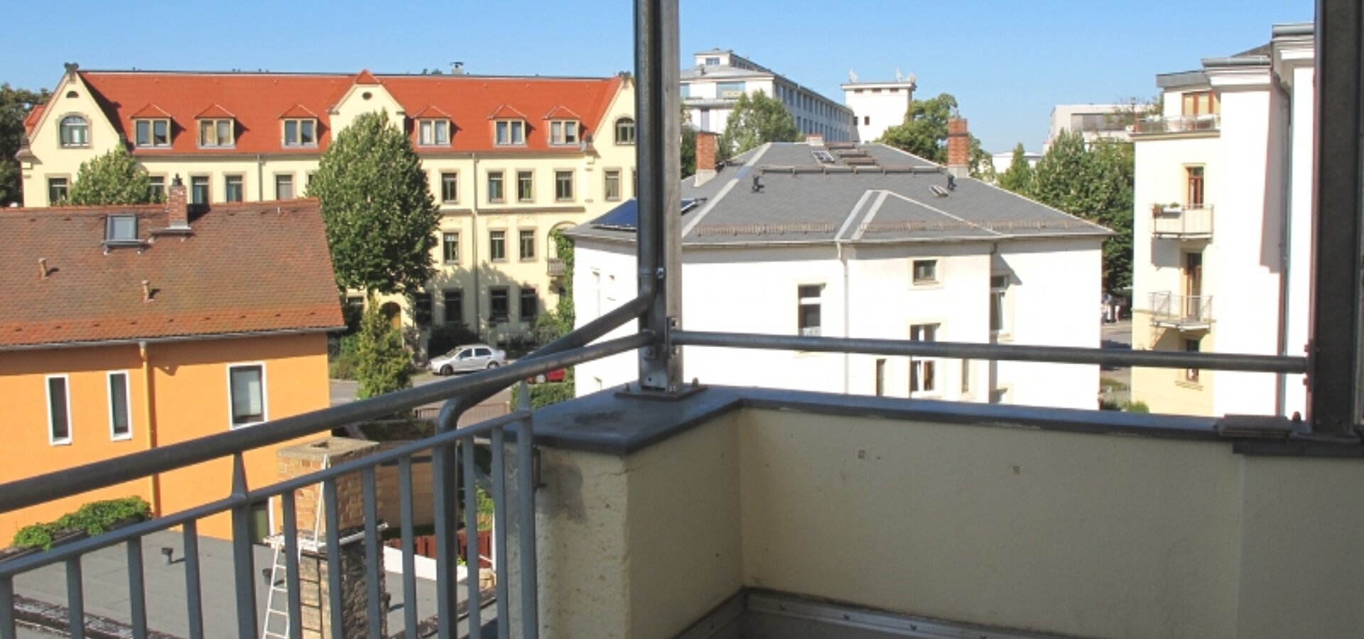 1 überdachter Süd-Balkon