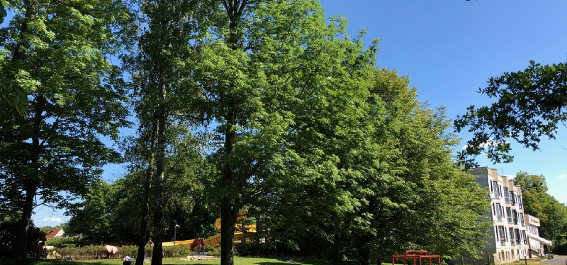 Blick vom Freibad zum Hotel (1)