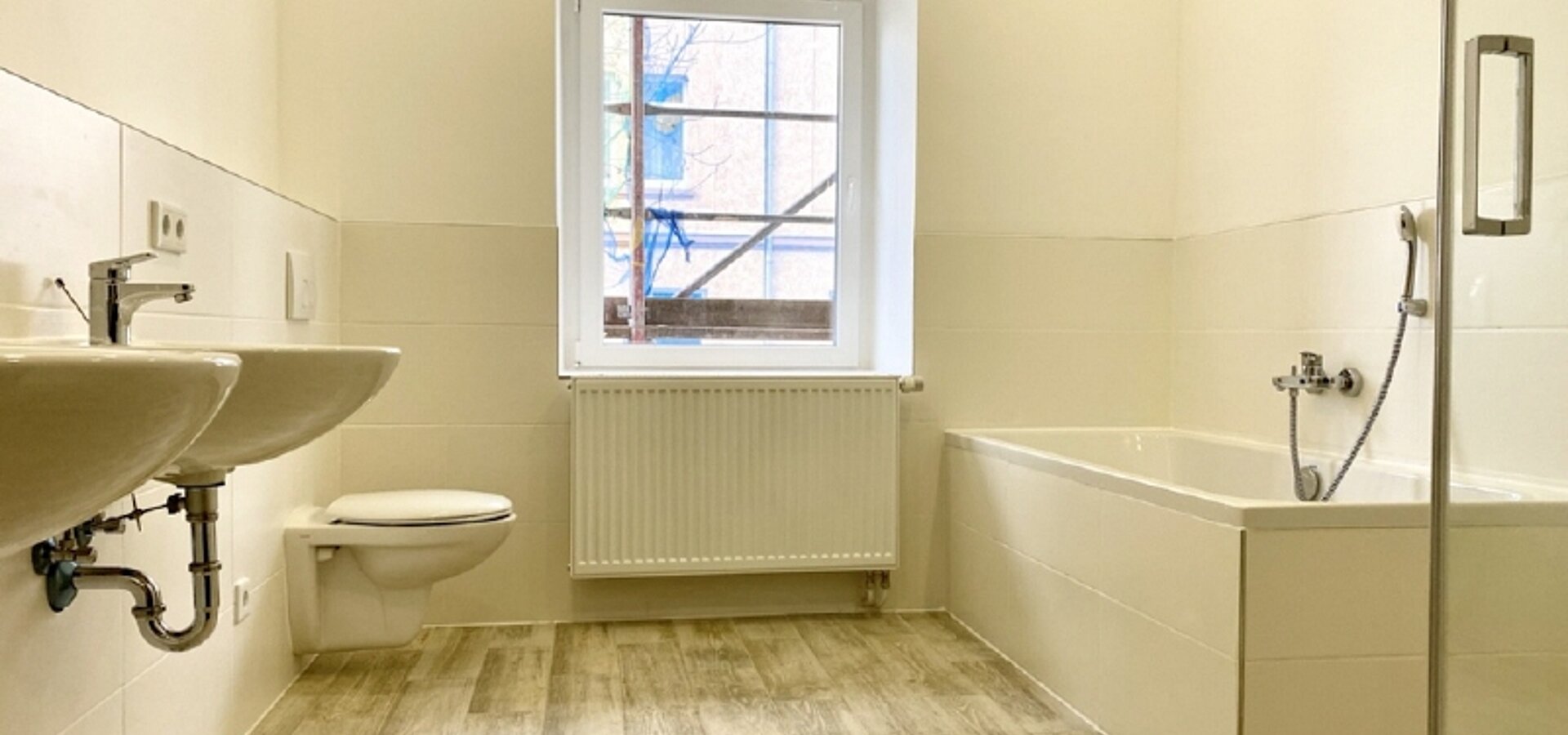 Tageslichtbad mit Wanne u Dusche