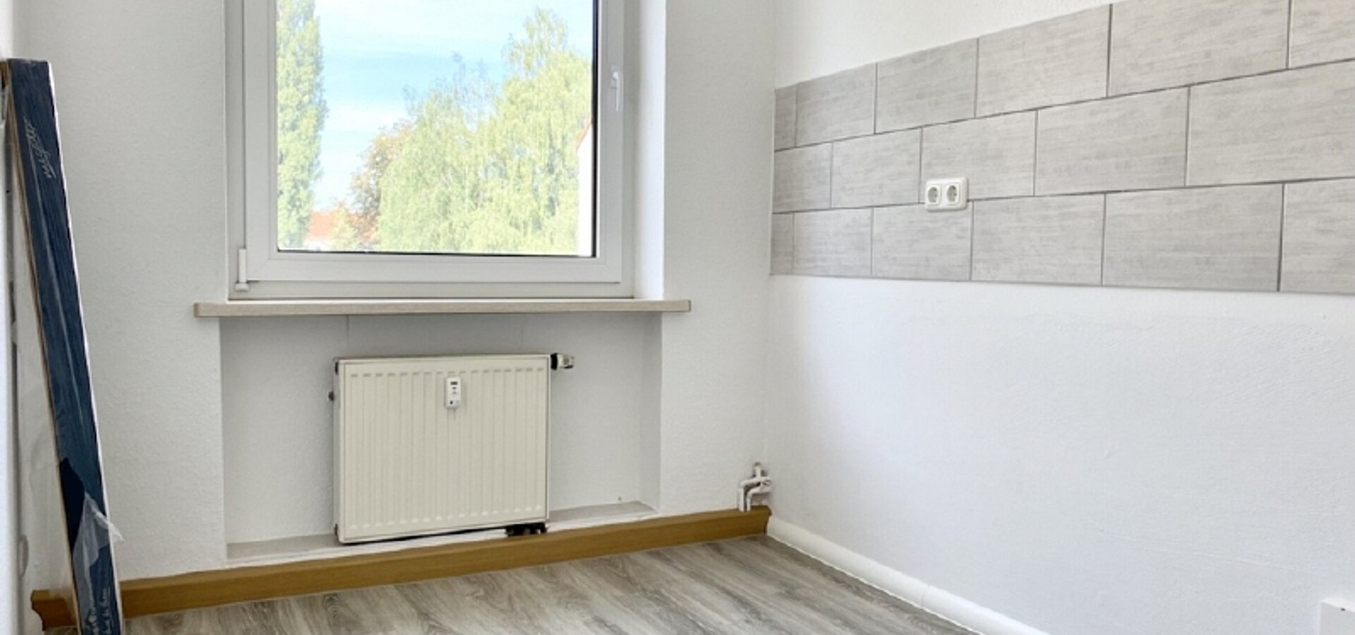 Küche mit Fliesenspiegel und Fenster