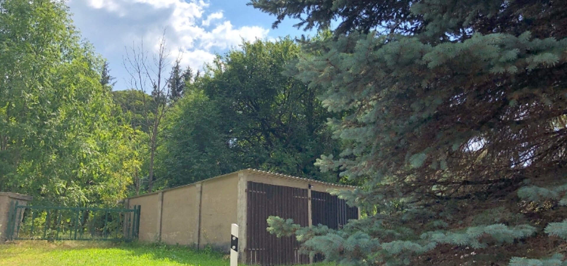 Doppelgarage am Rand des Gartens
