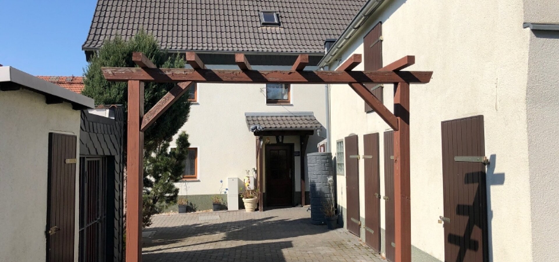 Hof 1 mit zwei Nebengebäuden