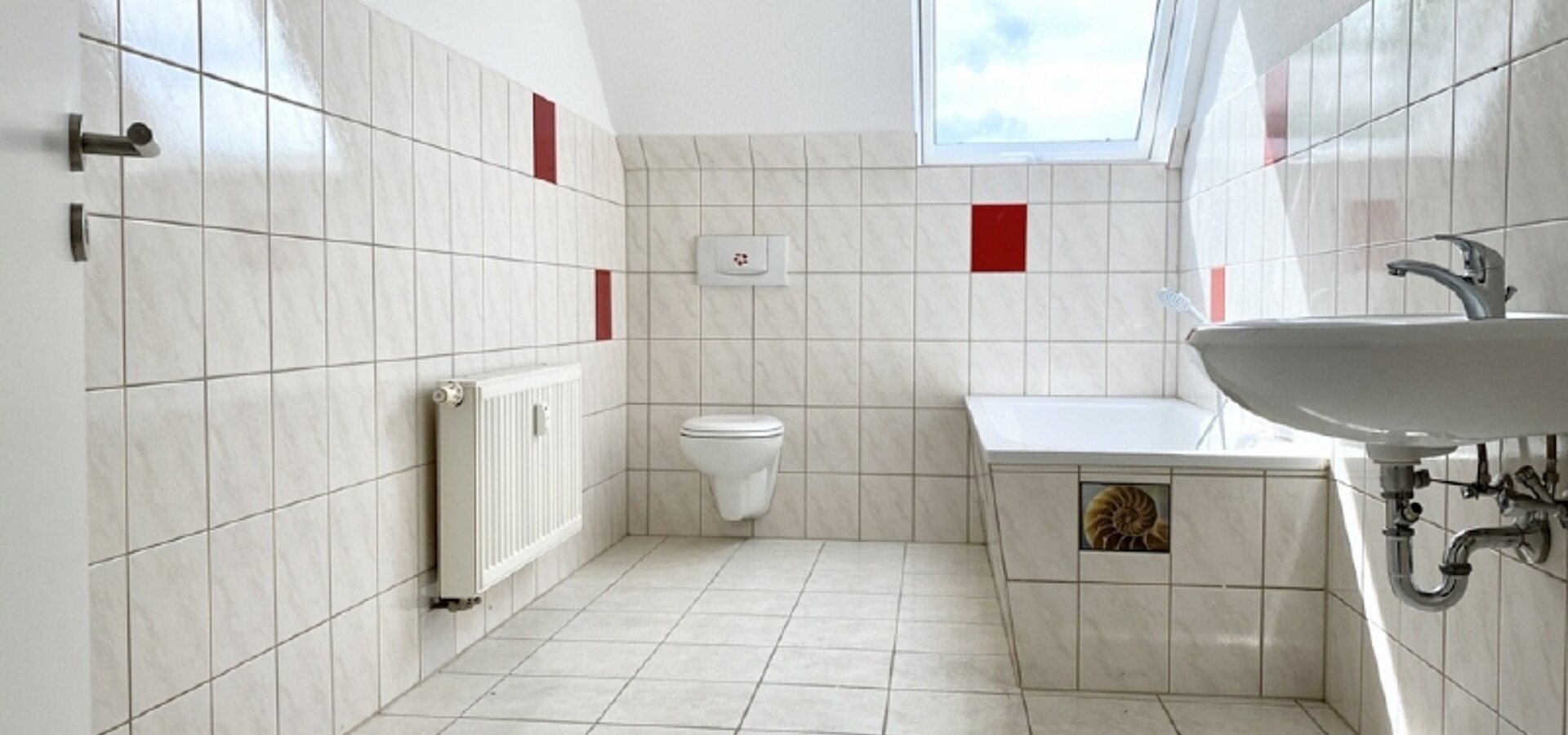Tageslichtbad mit Wanne
