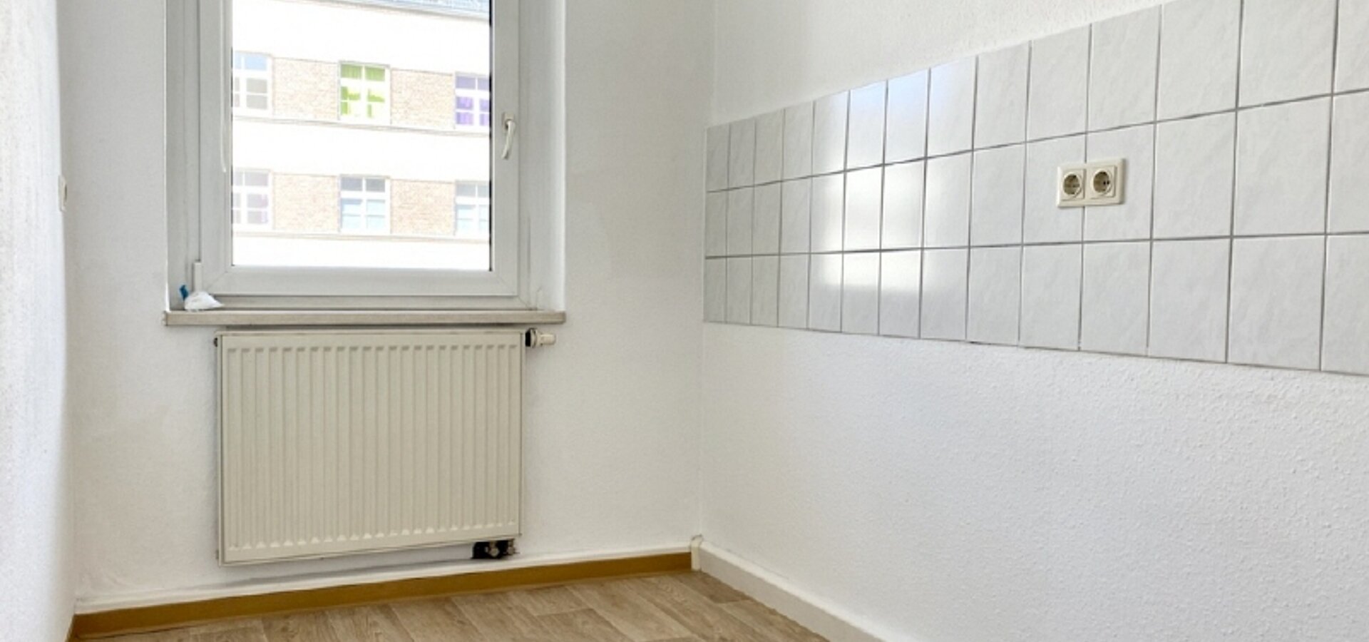 Küche mit Fliesenpiegel und Fenster