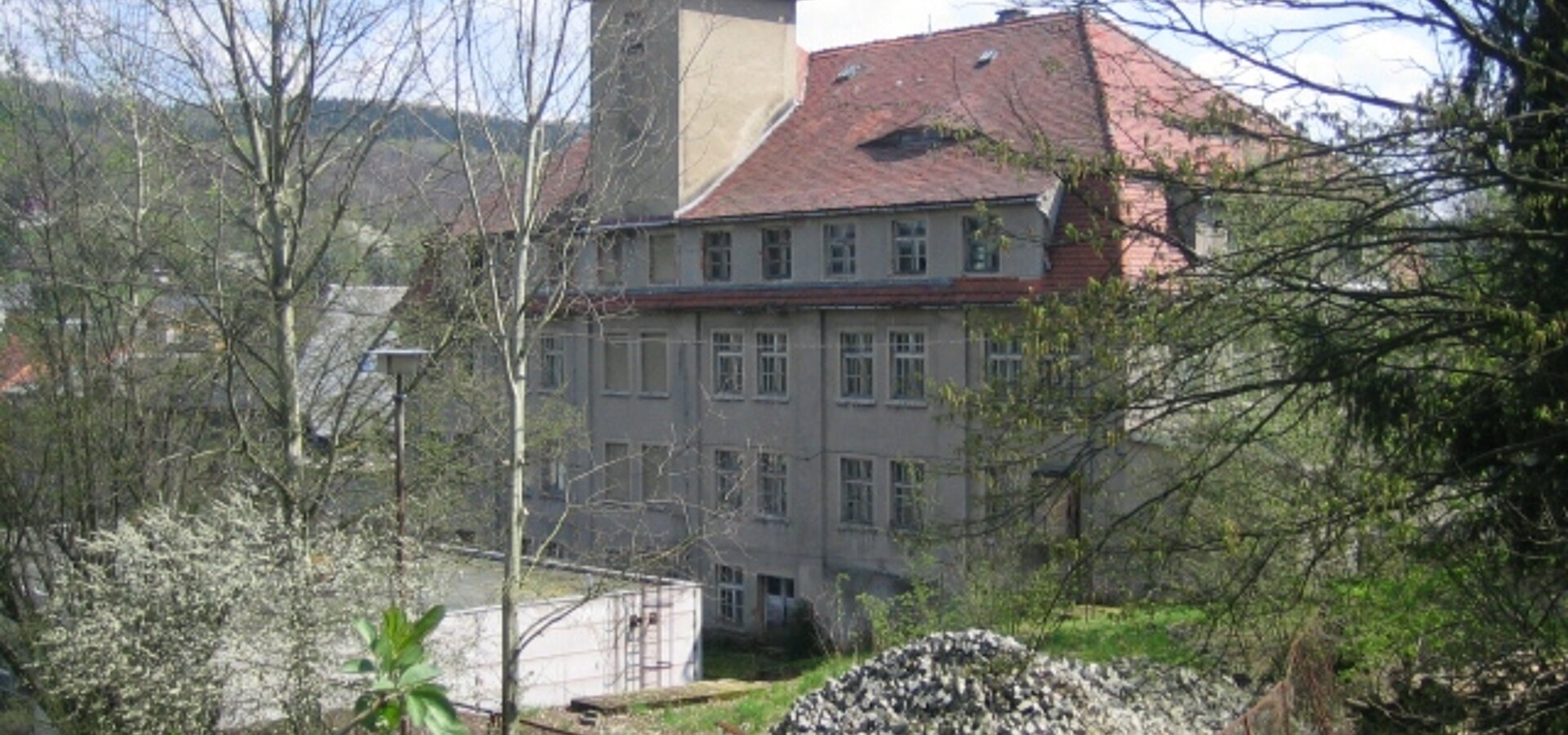 Hauptgebäude (Kopfbau hangseits)