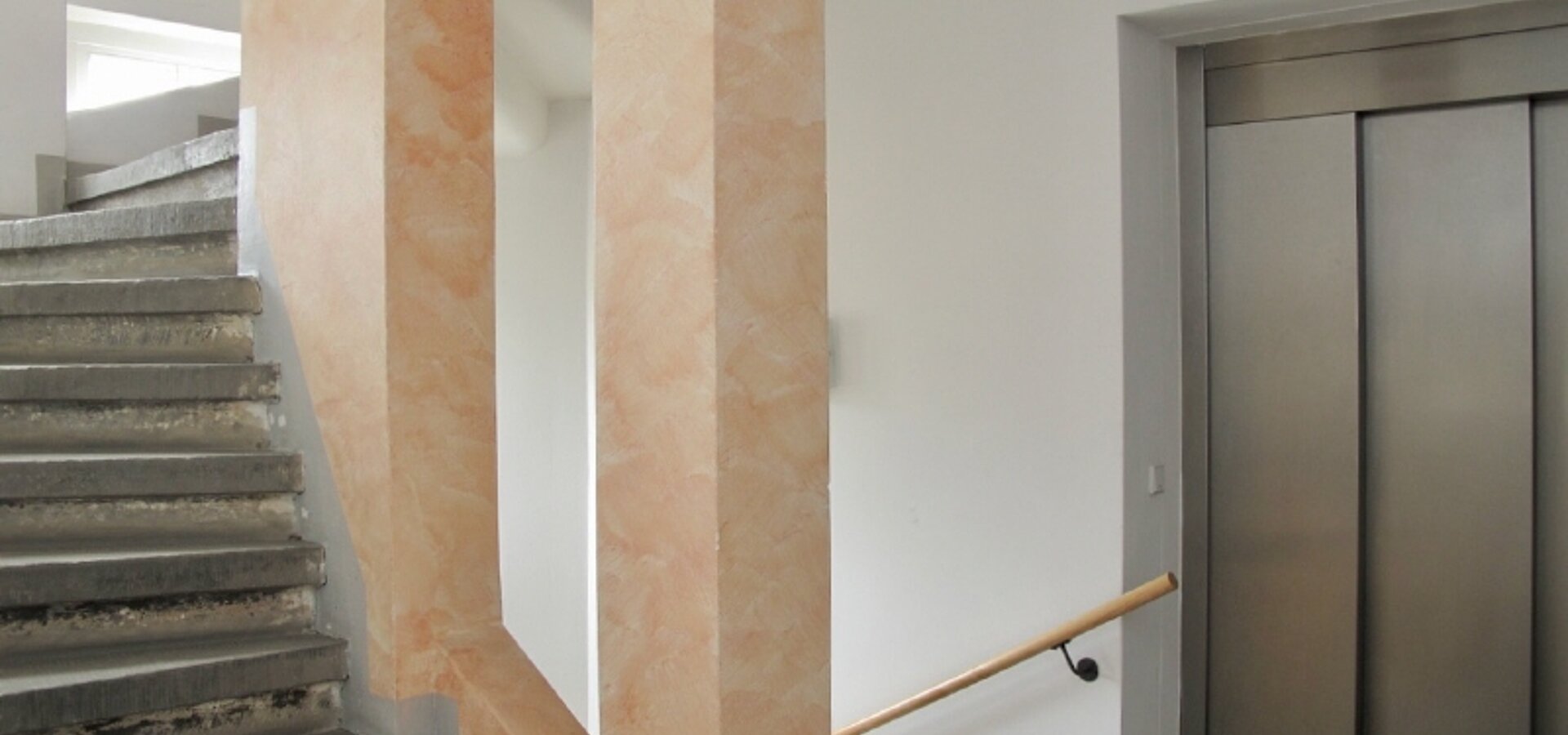 Treppenhaus mit Lift