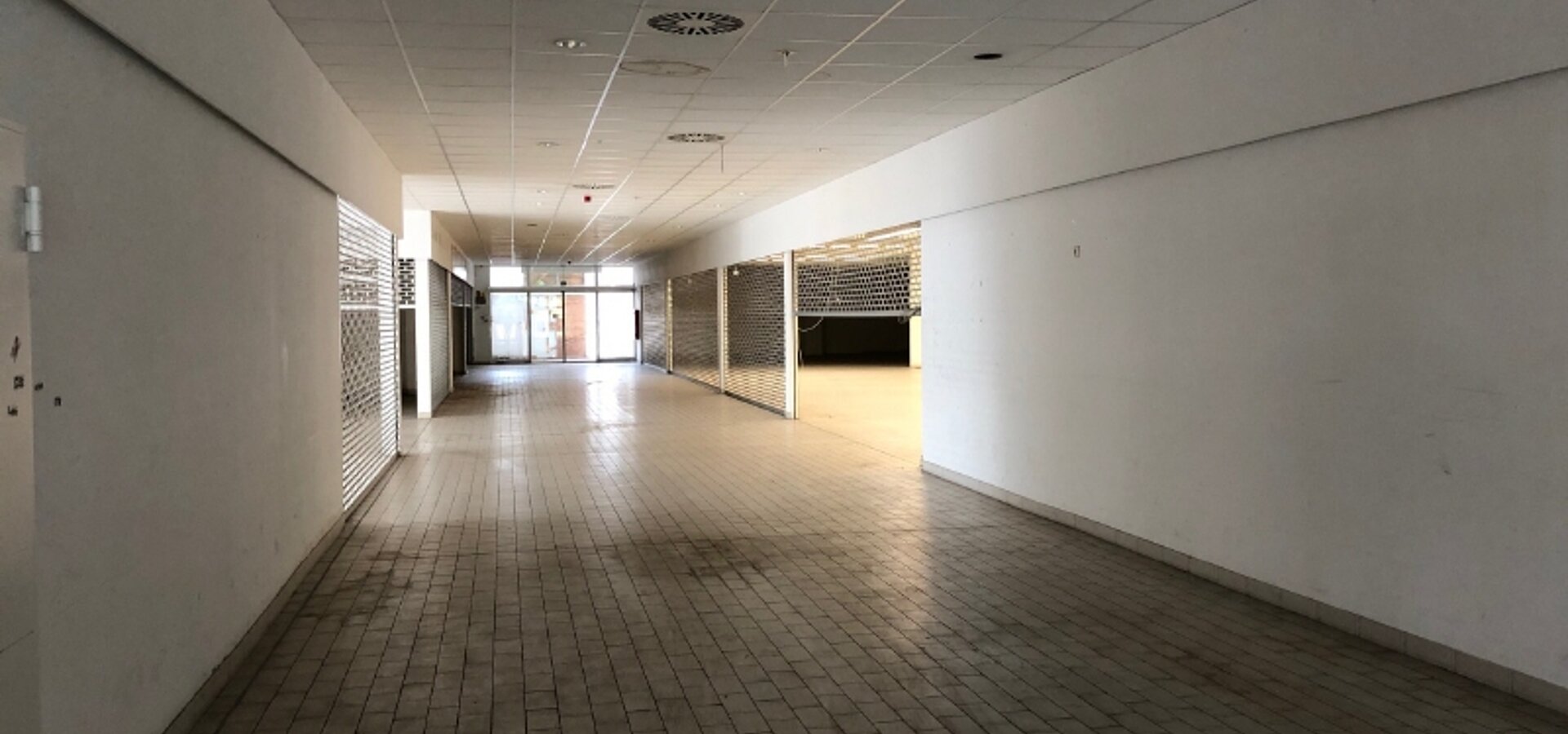 links Läden, rechts Markt