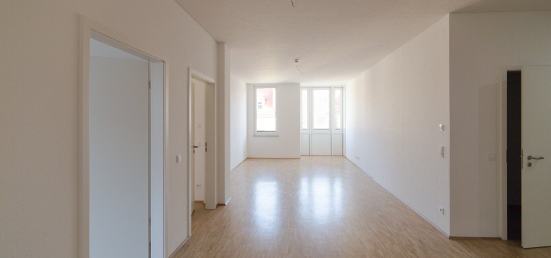 3 lichtdurchfluteter Wohnraum