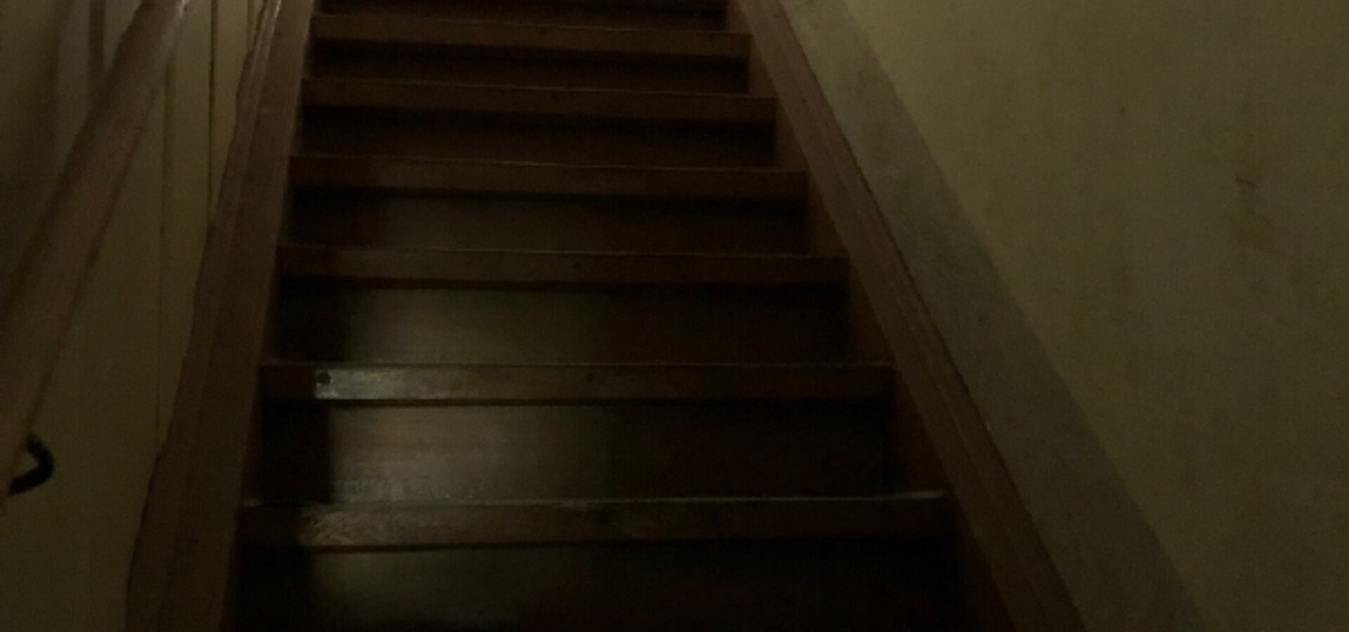 Holztreppe zum OG