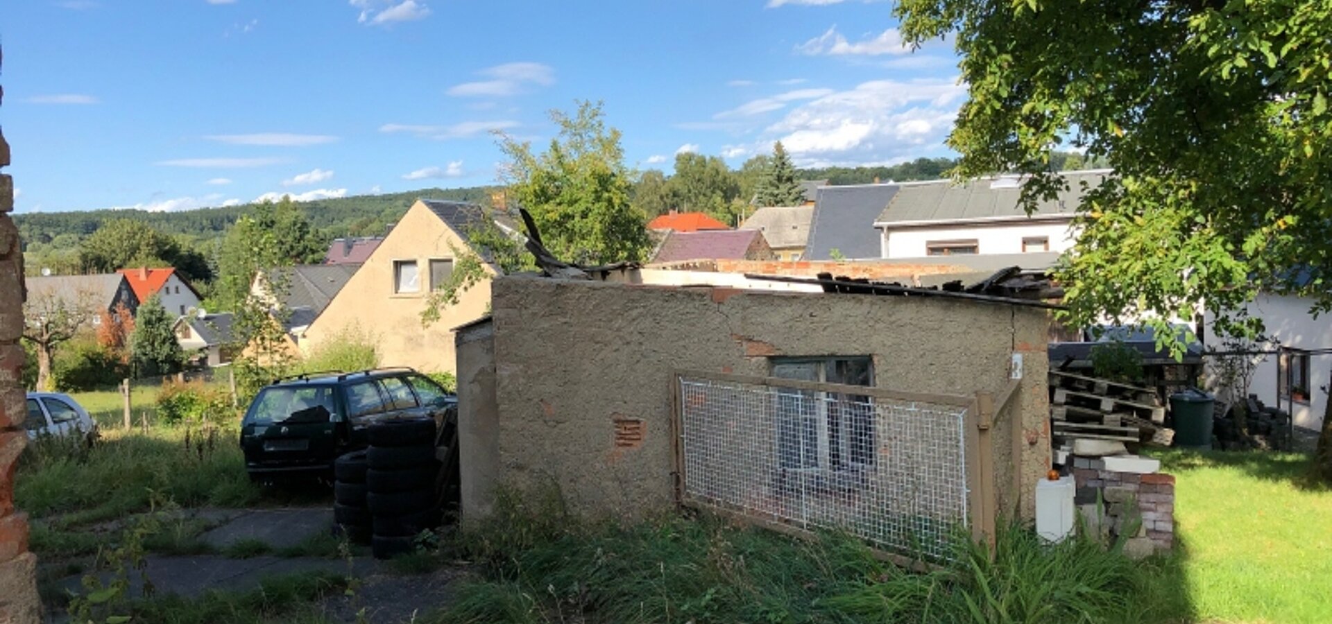Garagenansicht von der Einfahrt