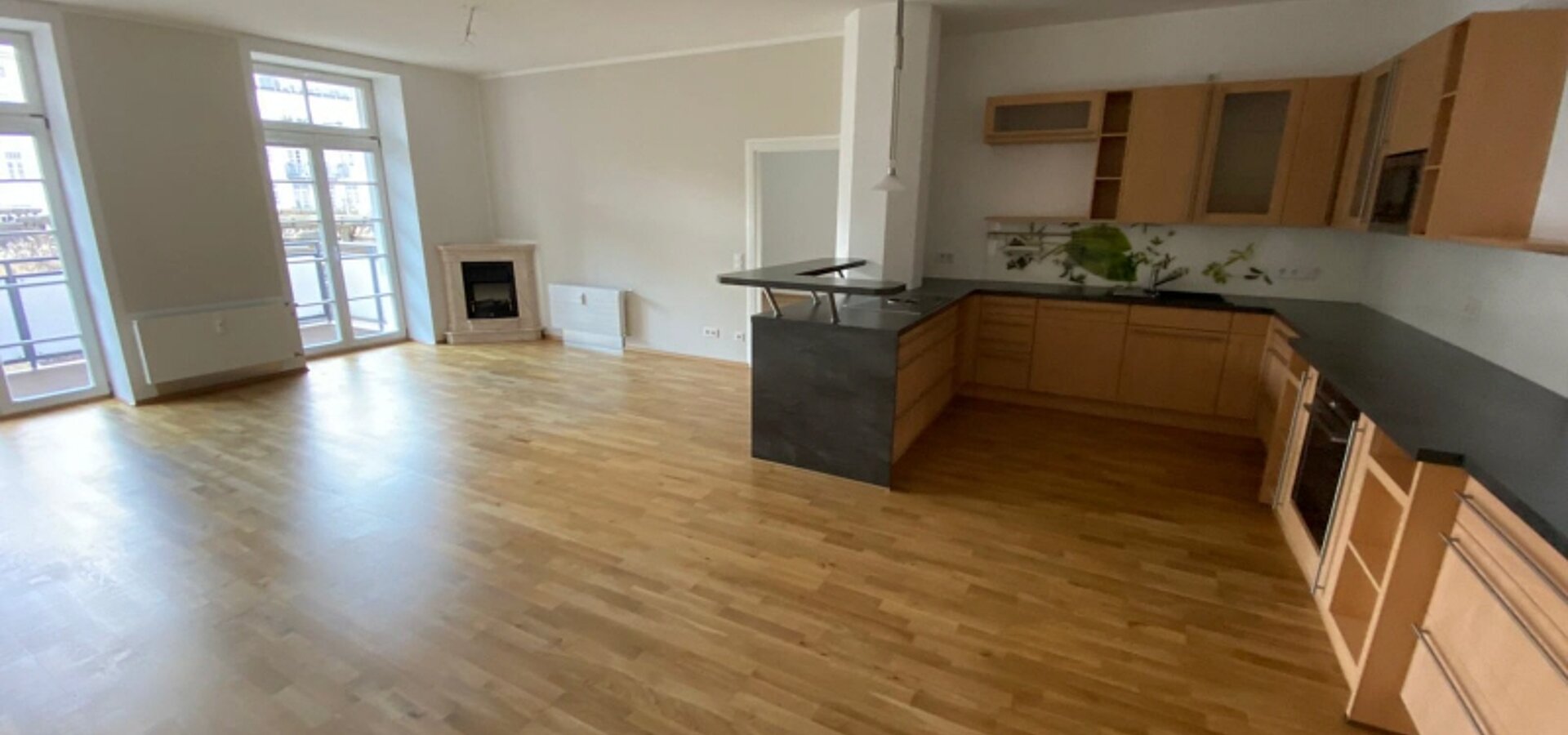 geräumiges Wohnzimmer
