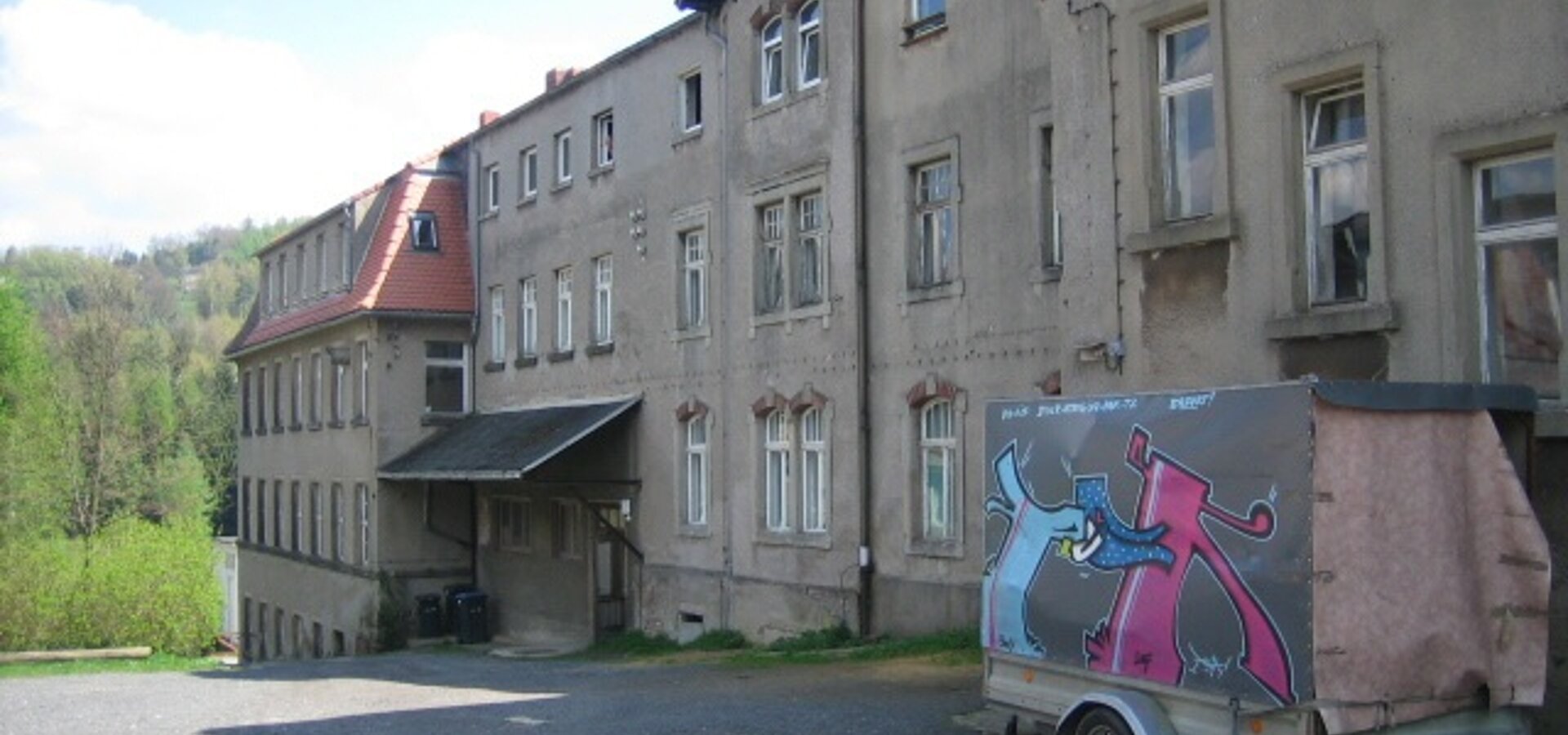 Gebäudeteile zwischen den Kopfbauten
