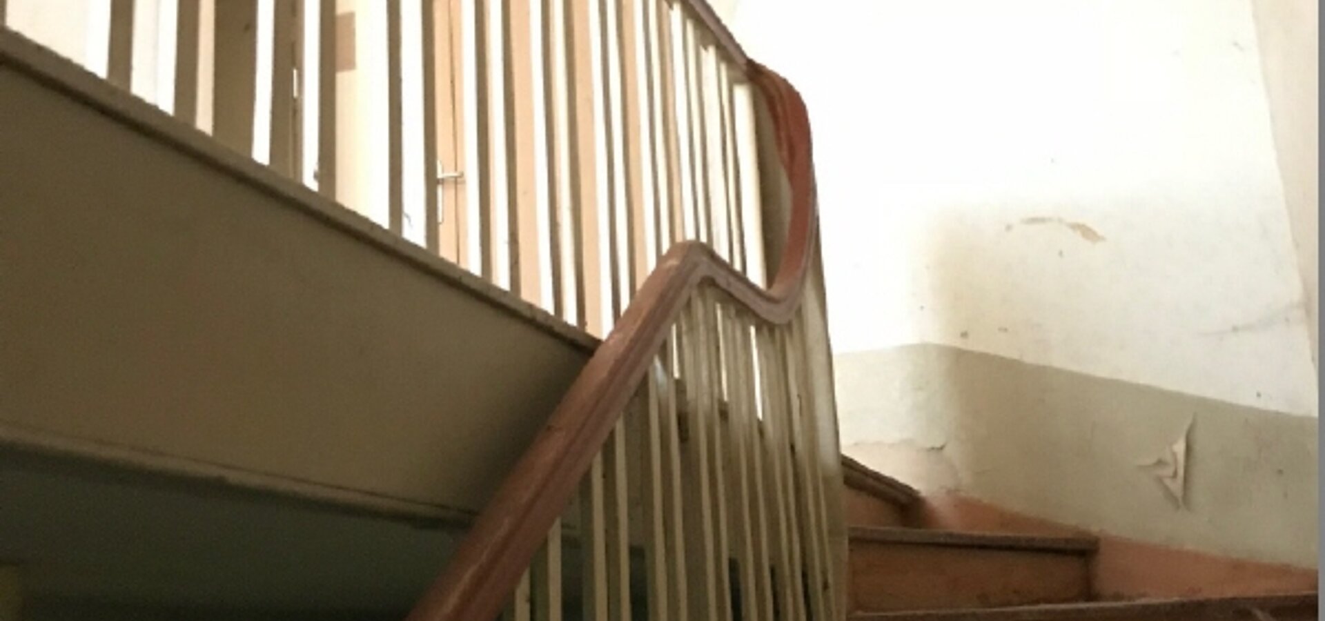 im Treppenhaus des Wohnhauses