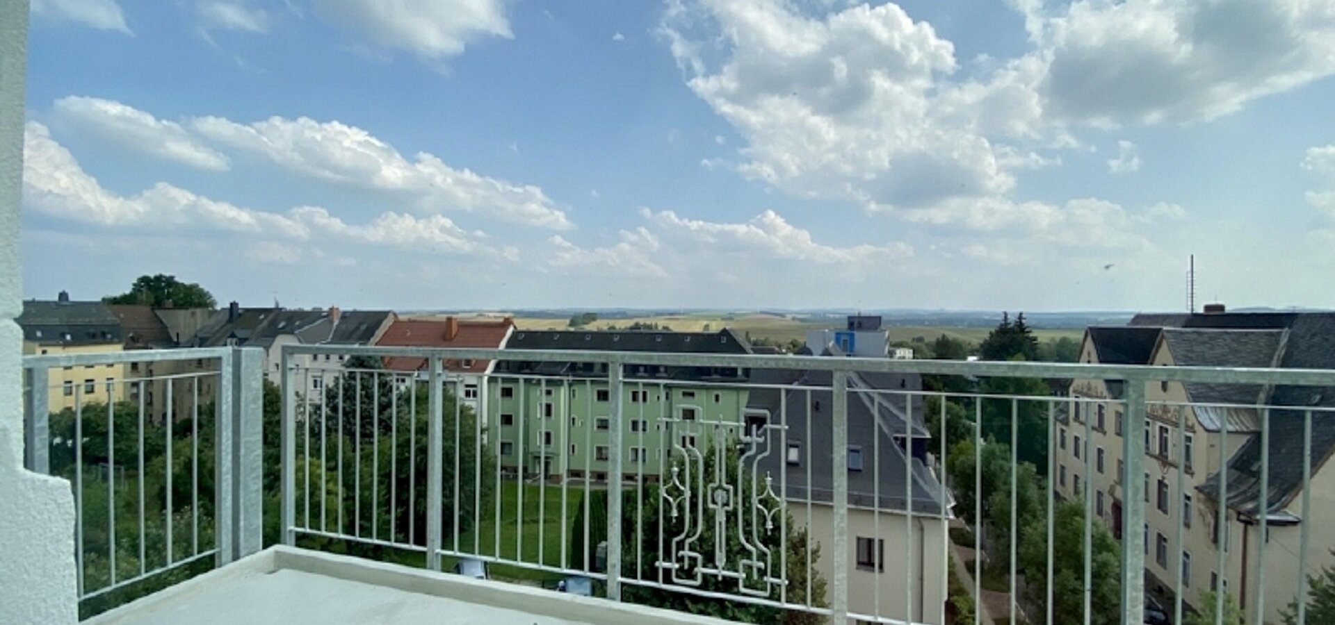 sonniger Balkon mit toller Aussicht