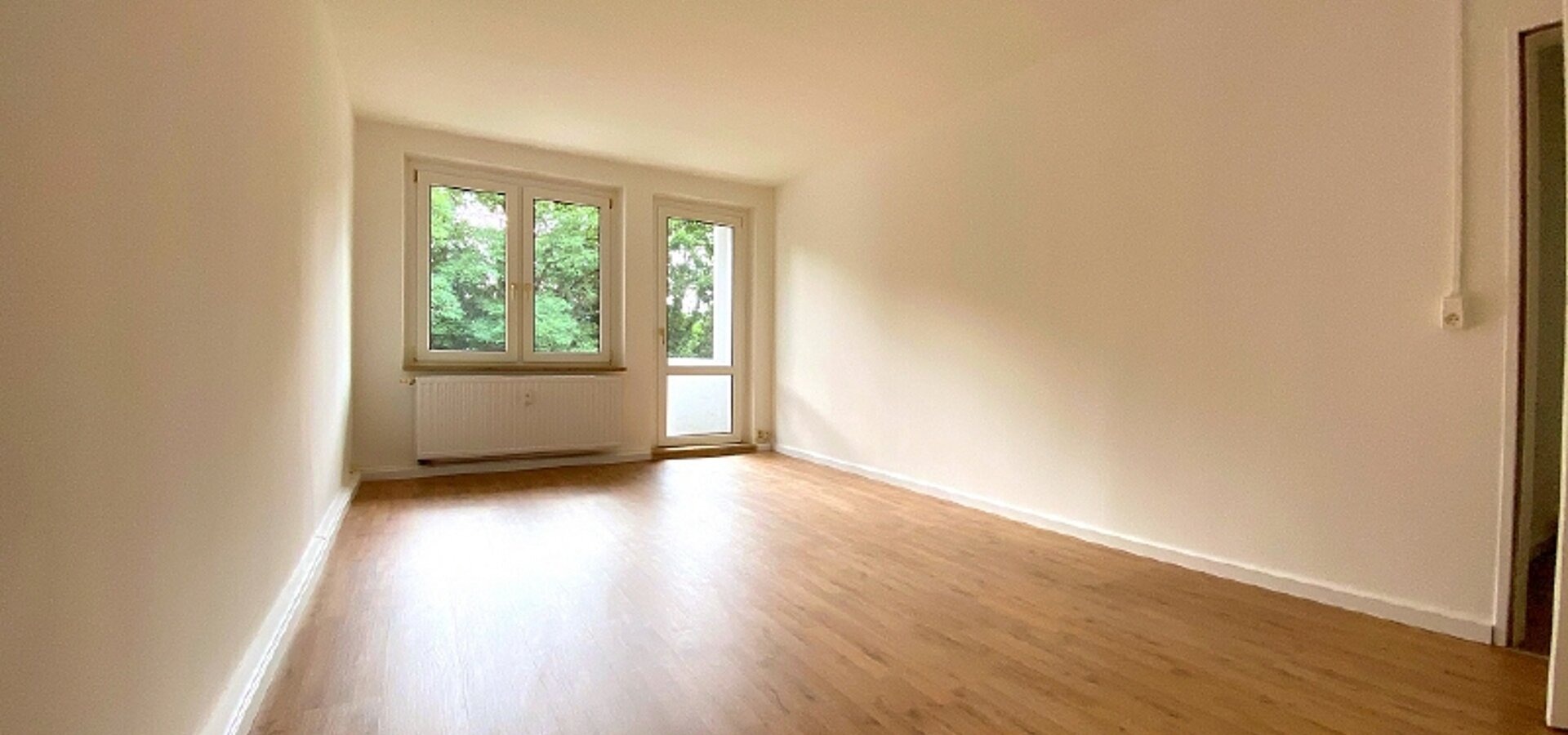 Wohnzimmer mit Balkon