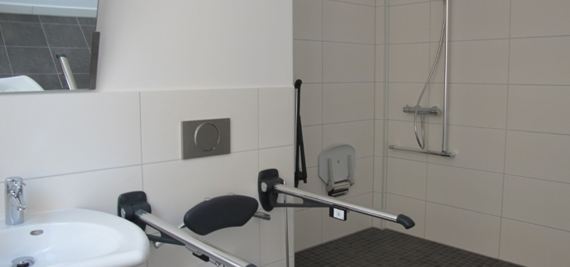 mit großer Dusche
