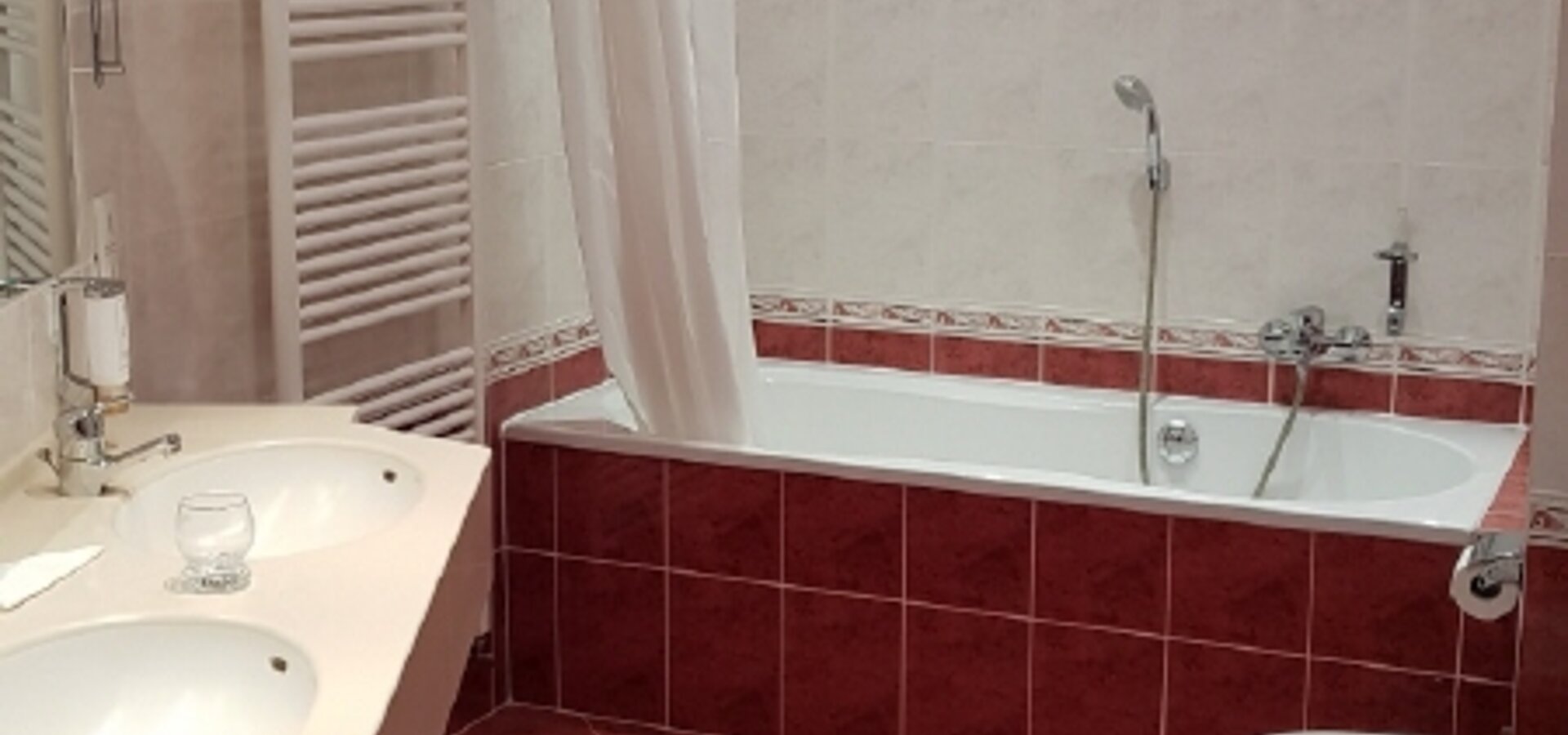 Bad mit Wanne (Beispiel)