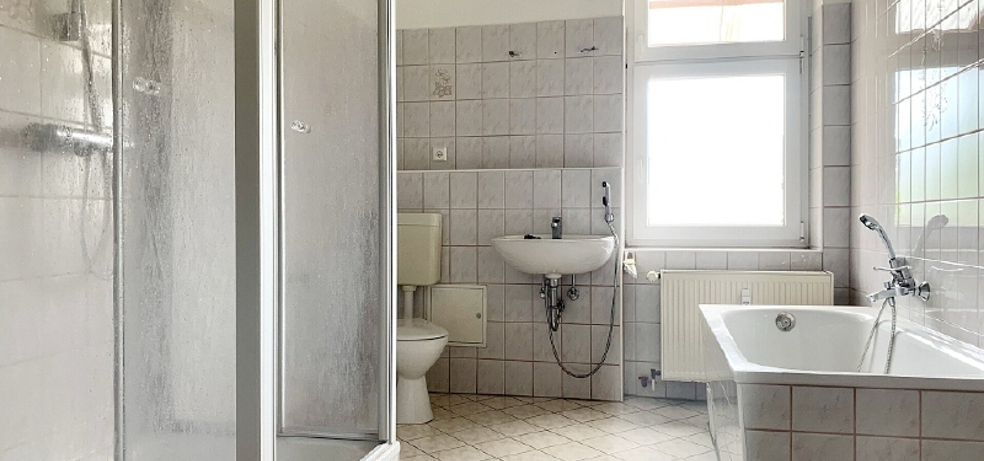 Tageslichtbad mit Wanne- und Dusche