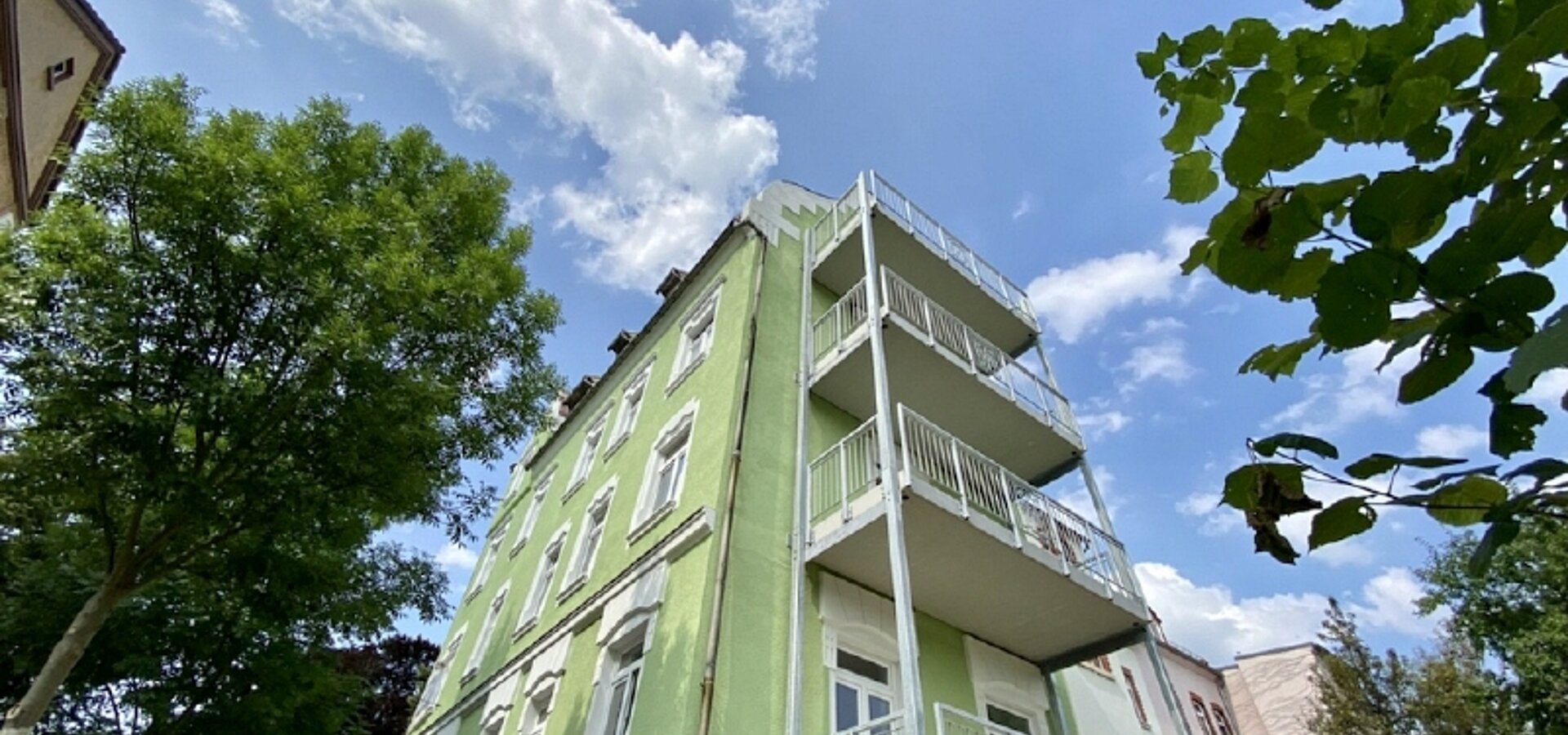 Hausansicht mit Balkonen