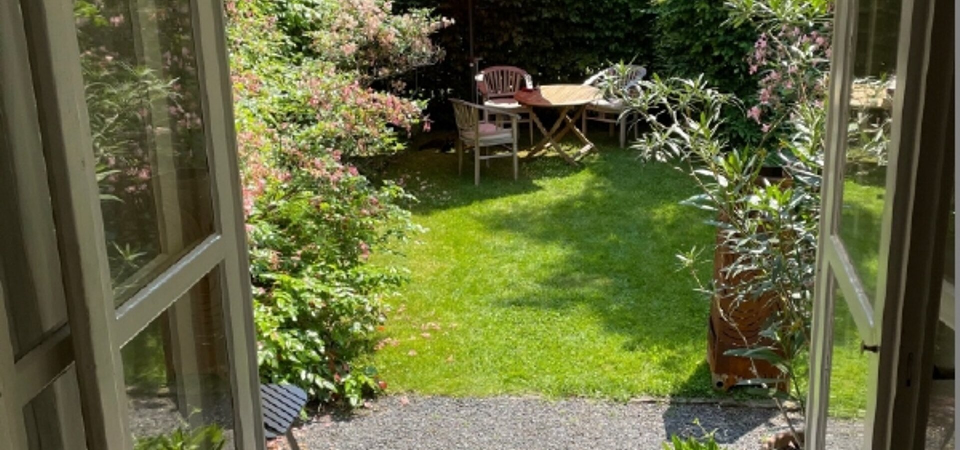 Blick aus dem Wohnzimmer im EG