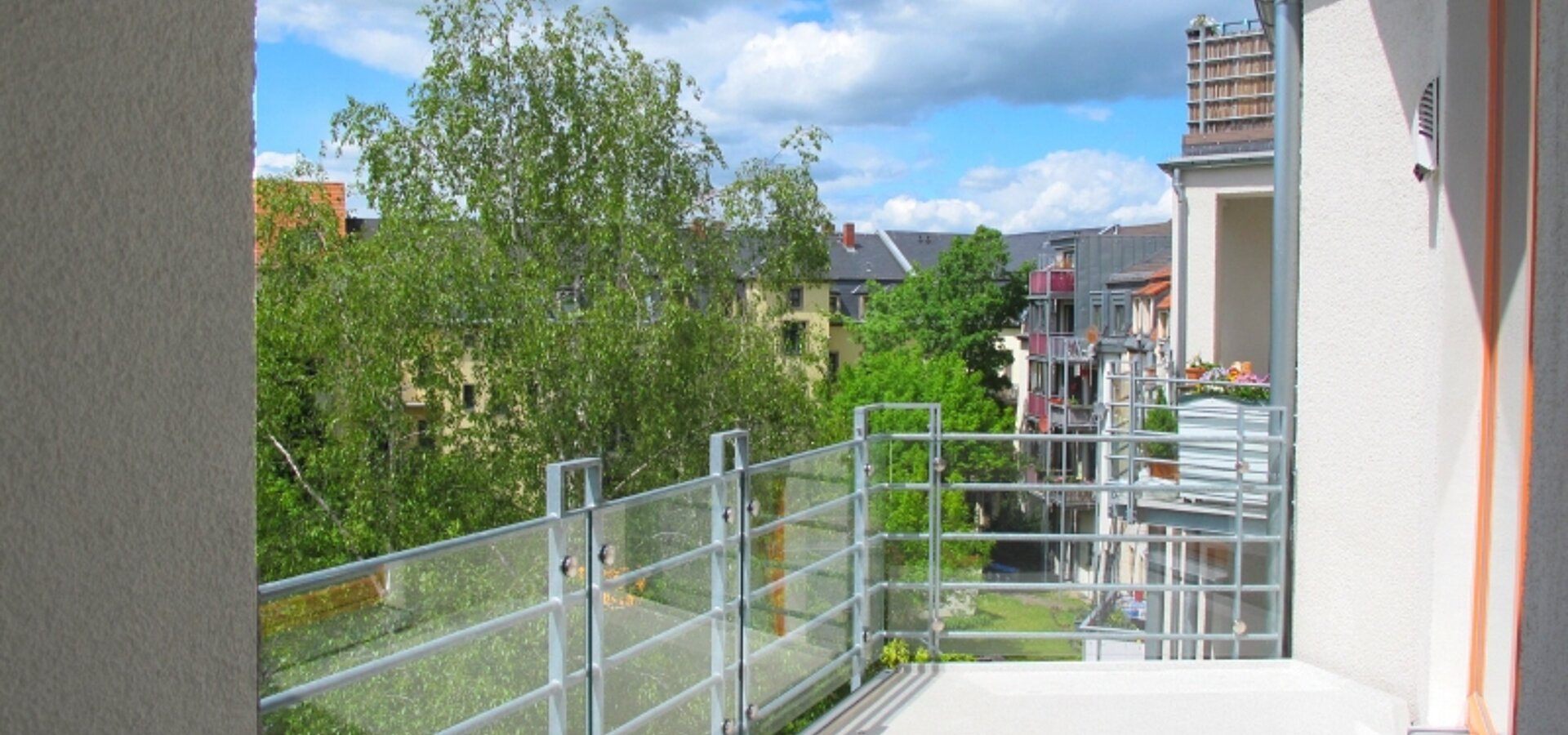 mit Blick ins Grüne