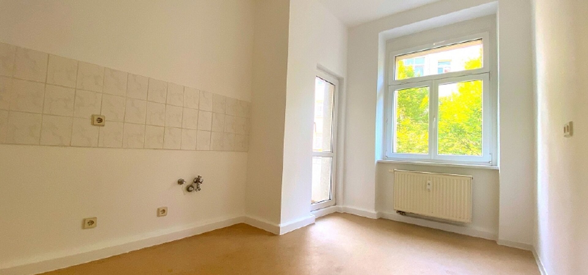 Küche mit Zugang zum Balkon