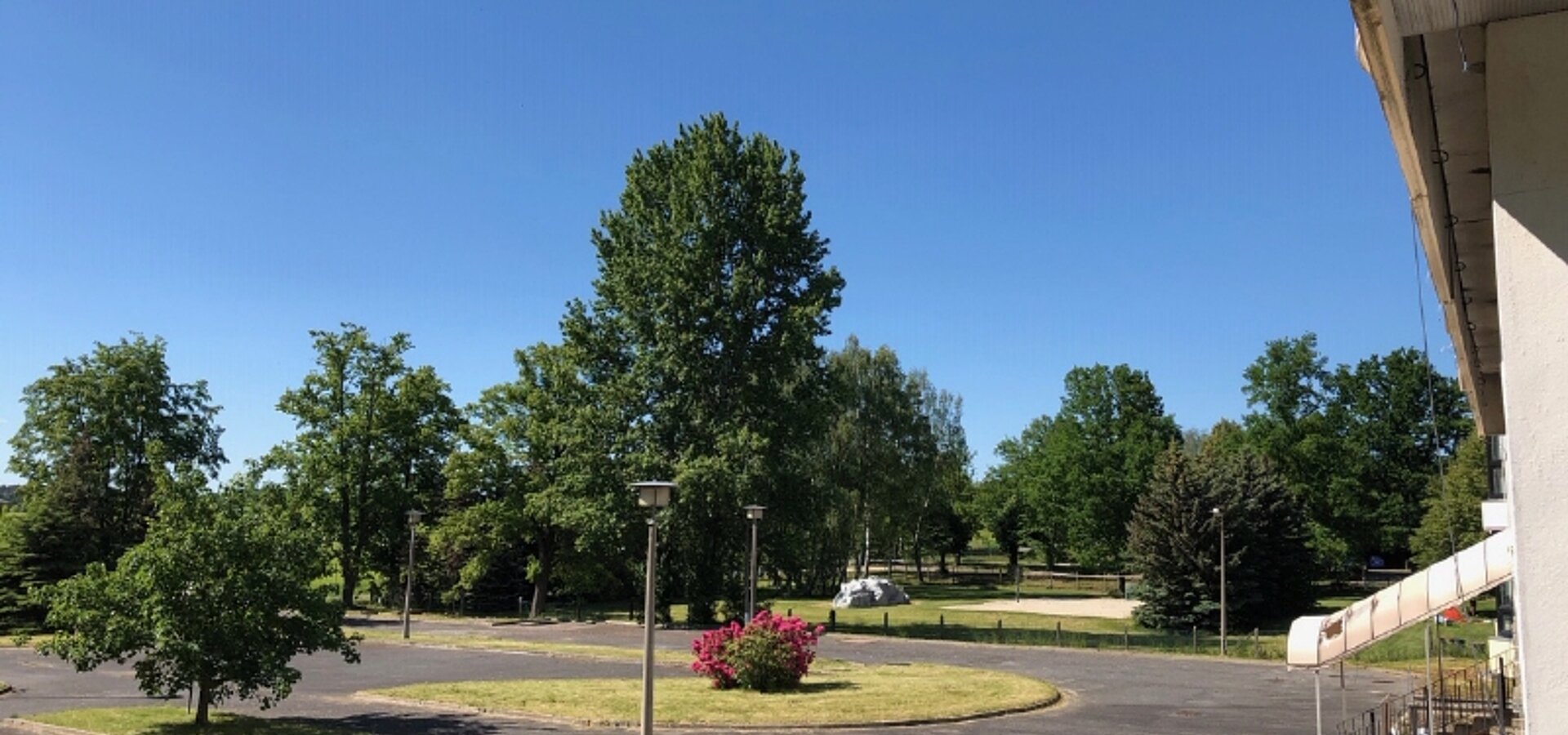 Blick von der Terrasse auf den Parkplatz