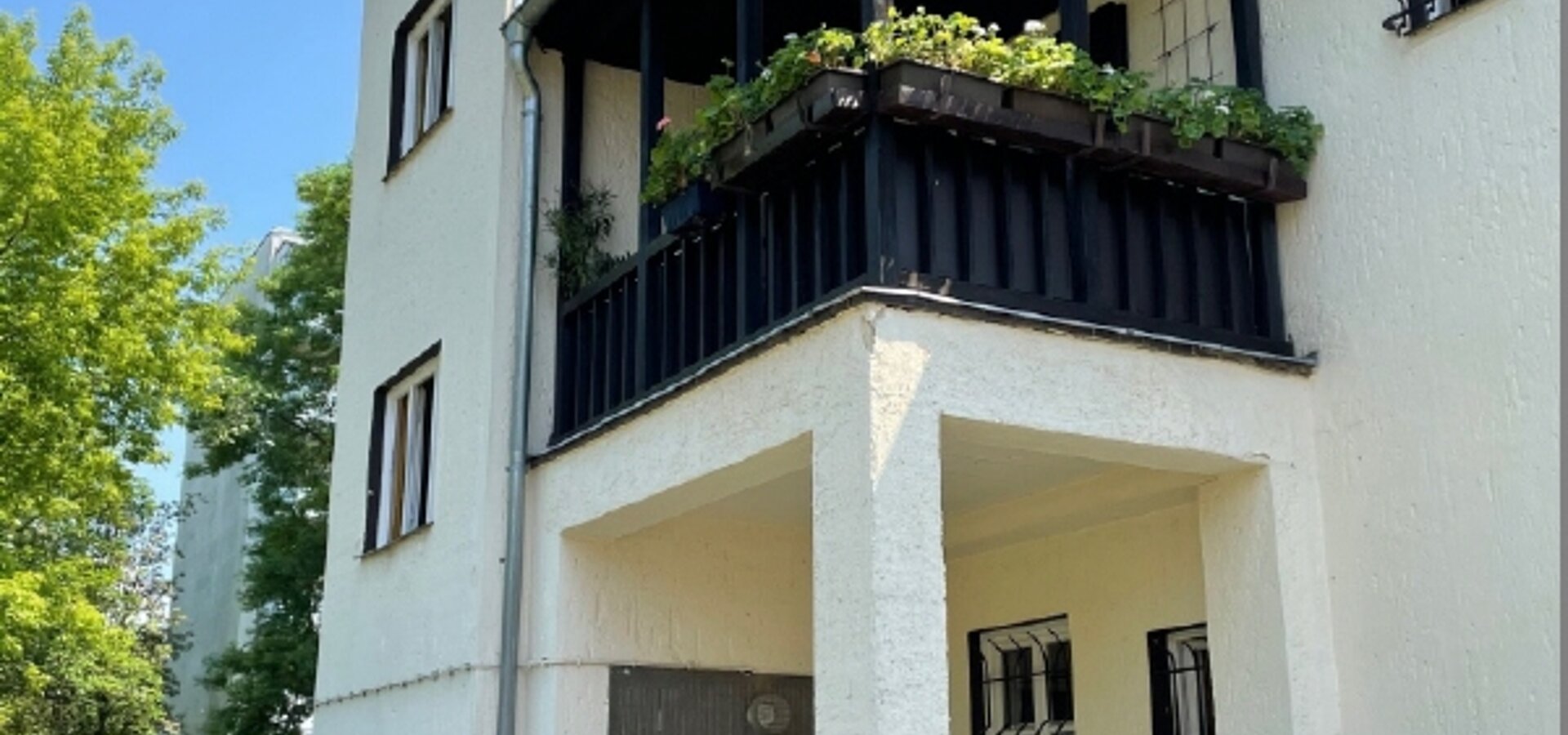 Eingang und Veranda auf West