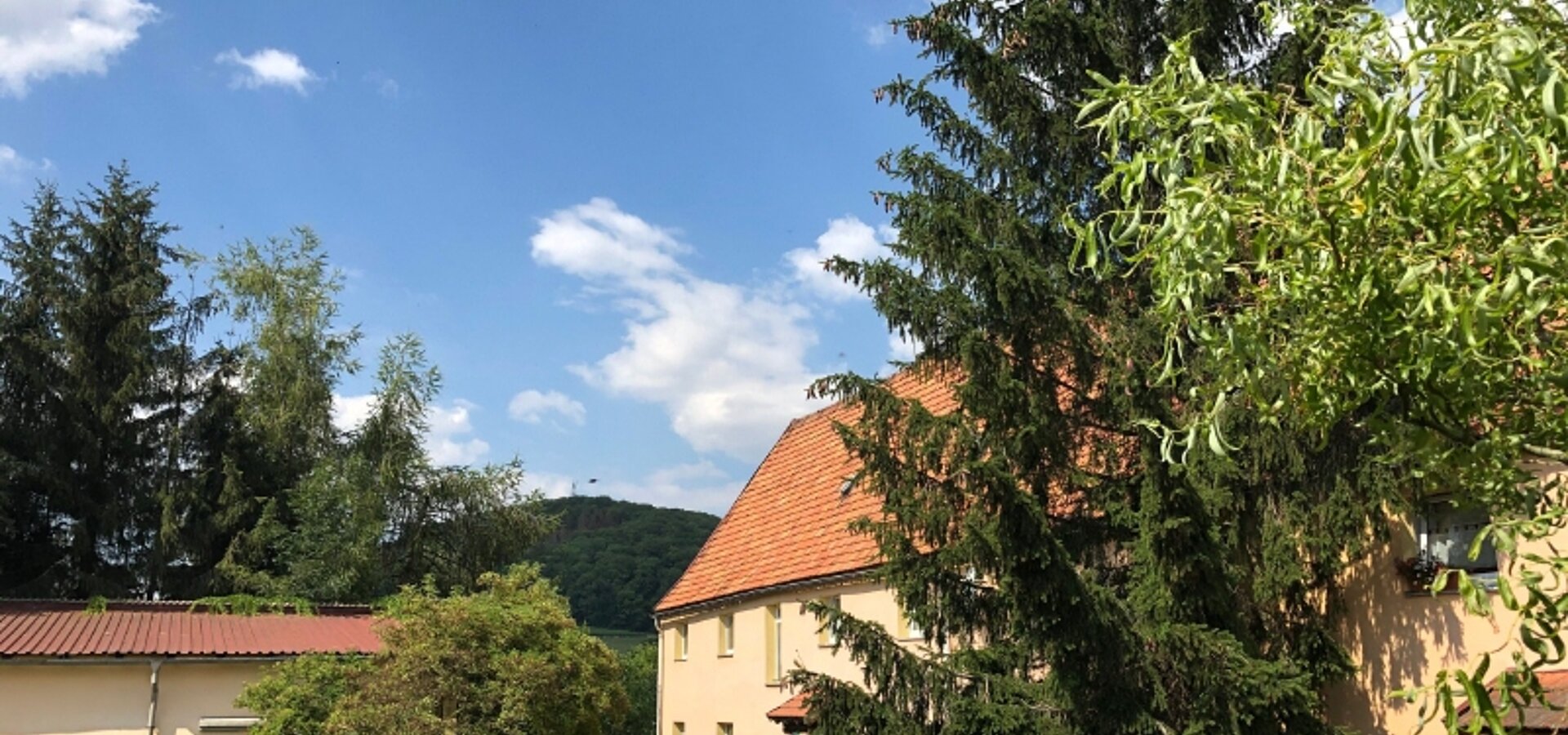 Hof und Ausblick von der Einfahrt