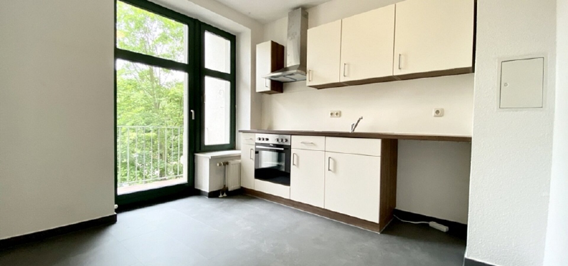 Küche mit Einbauküche und Balkon
