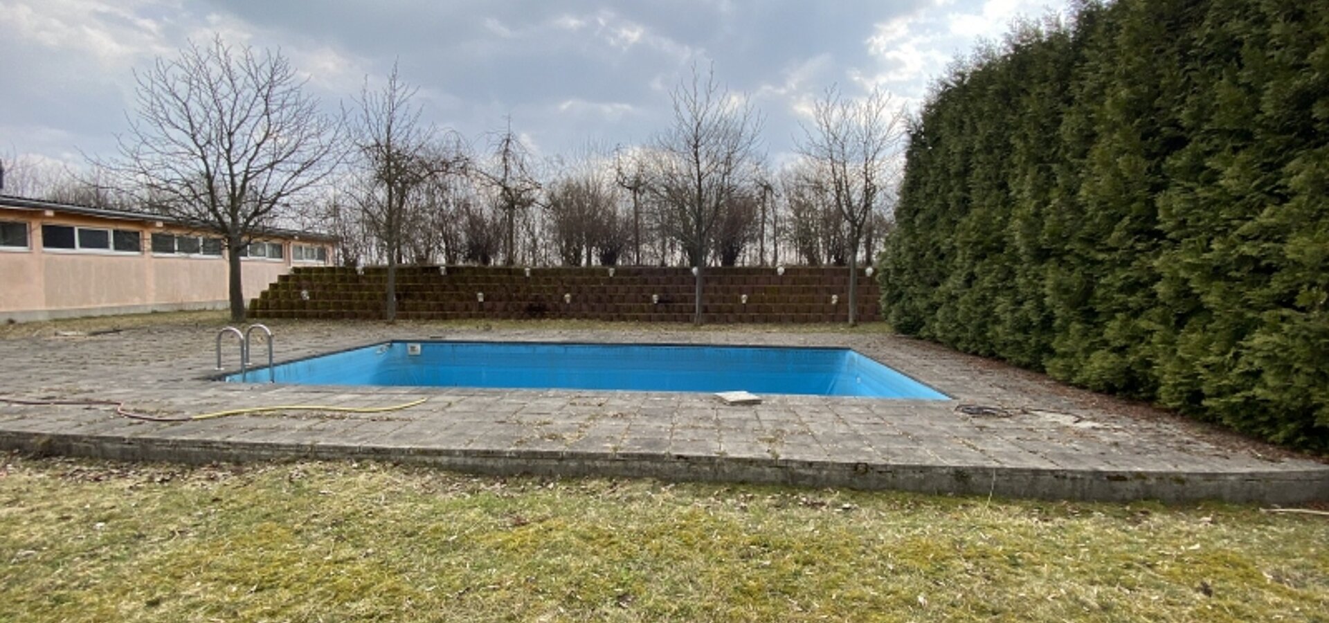 Pool am Gebäude 6