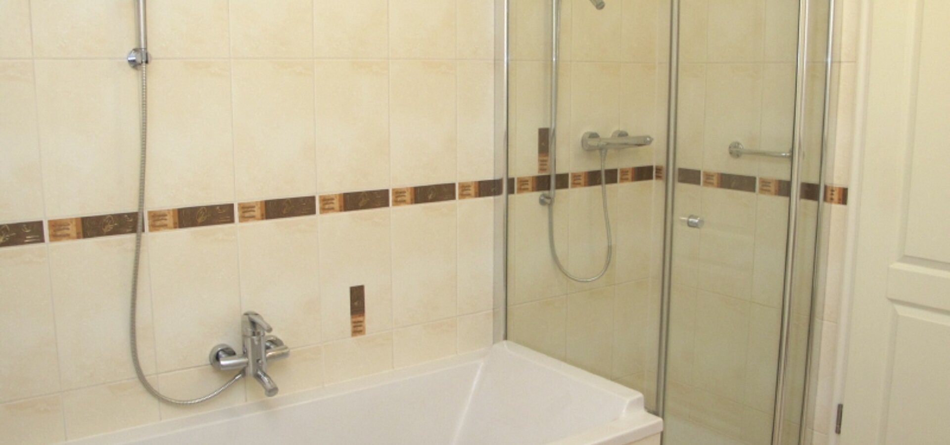 Bad mit Wanne + Dusche
