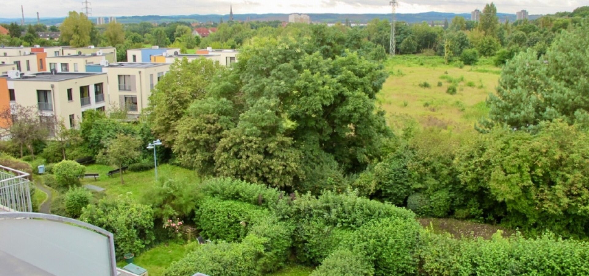 Blick zur Leubener Kirche