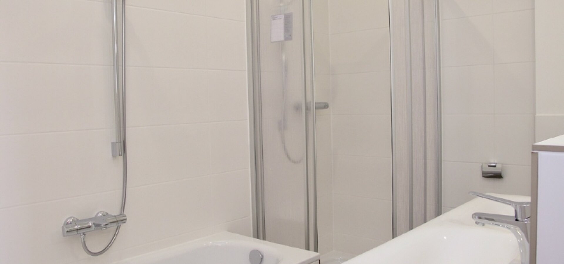 5 Bad mit Wanne und Dusche