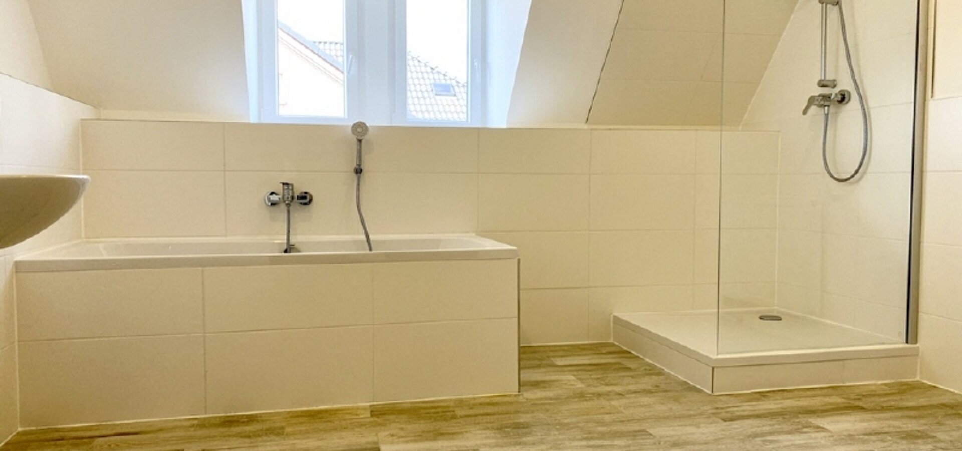 Tageslichtbad mit Wanne u Dusche