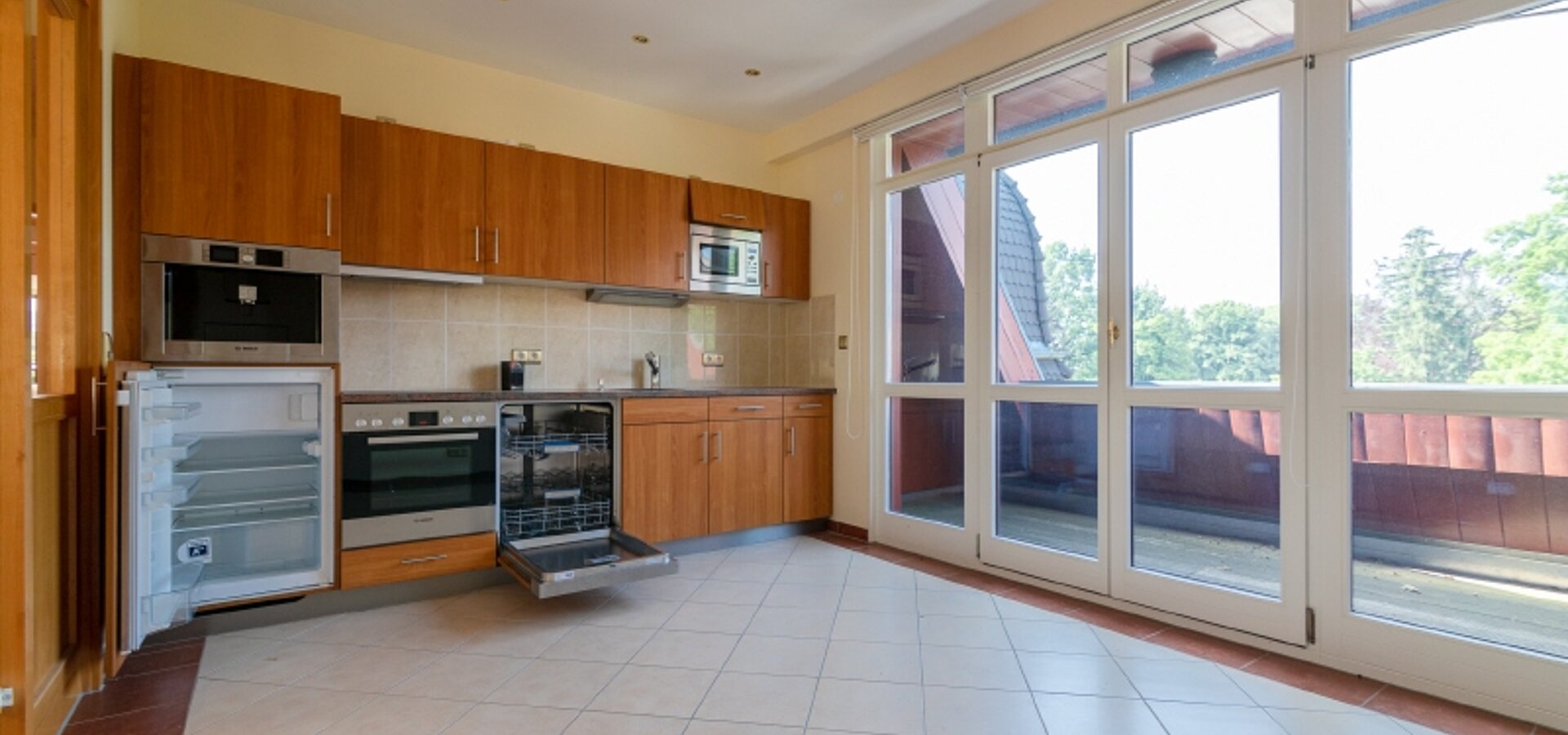 Küche im Obergeschoss mit Balkon