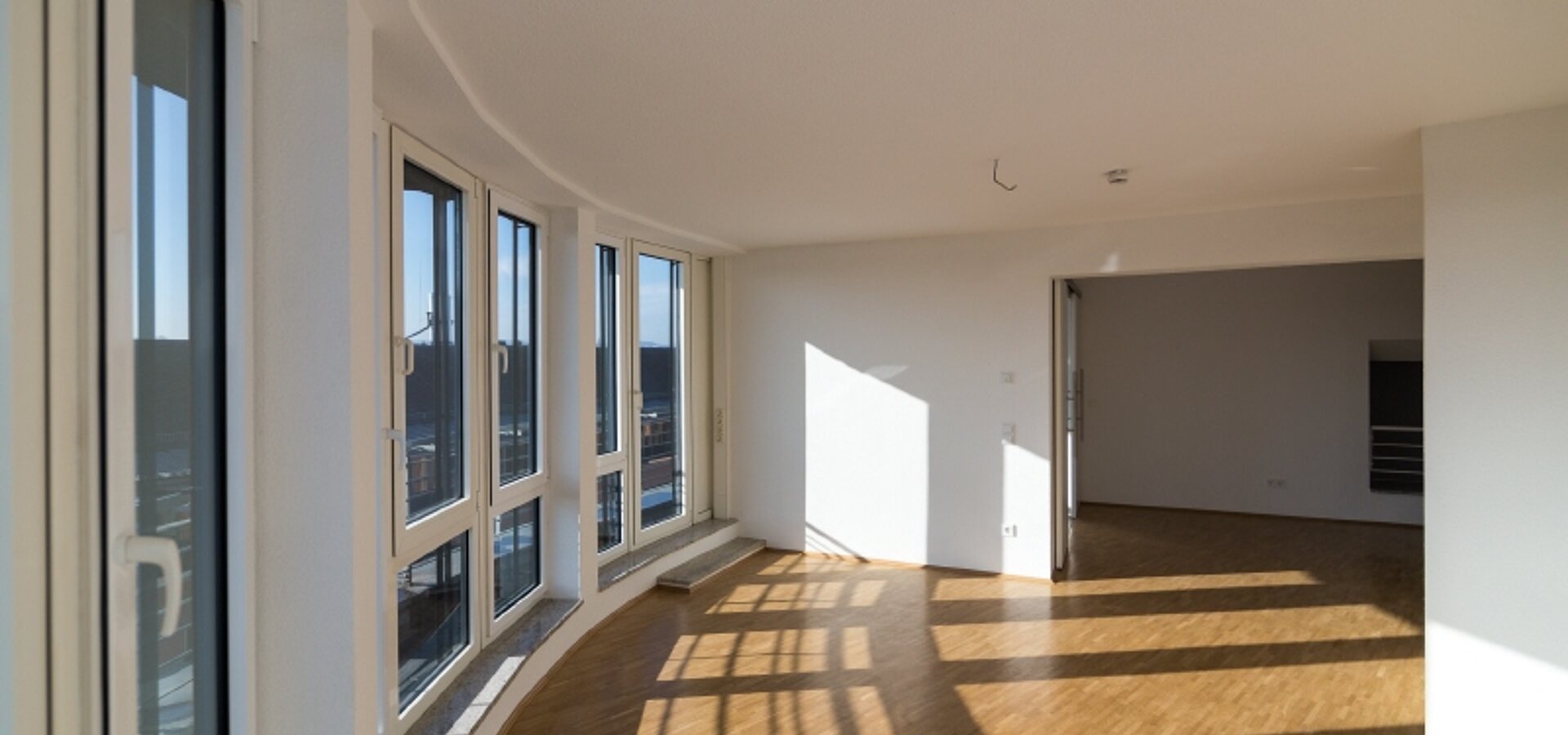 lichtdurchfluteter Wohnraum
