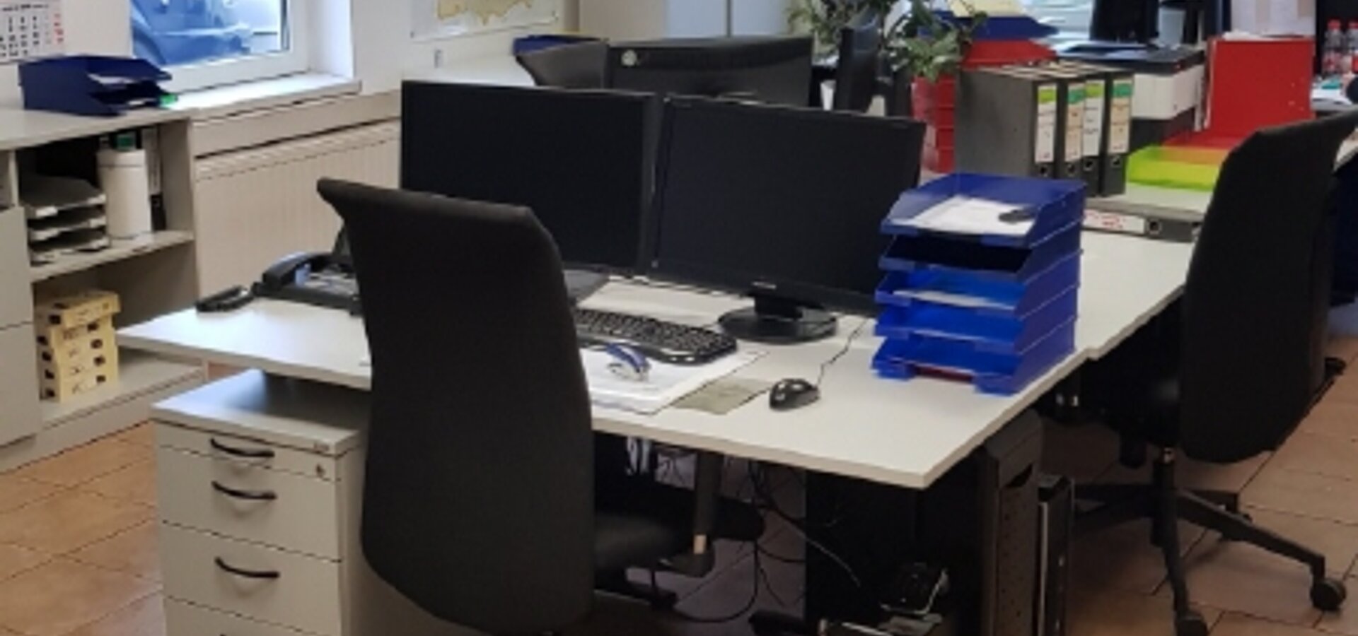 im Büroanbau auf Ost