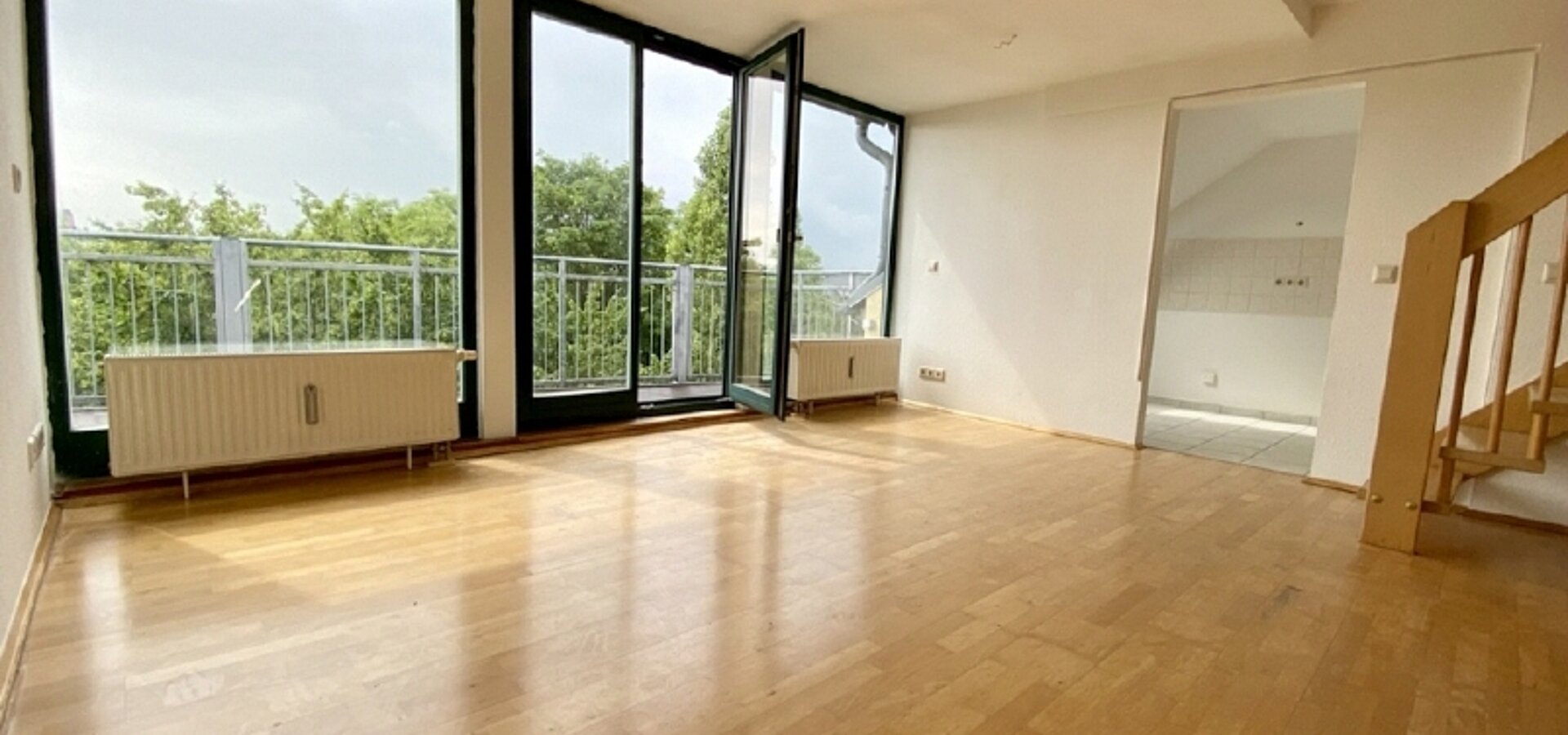 Wohnzimmer mit Balkon