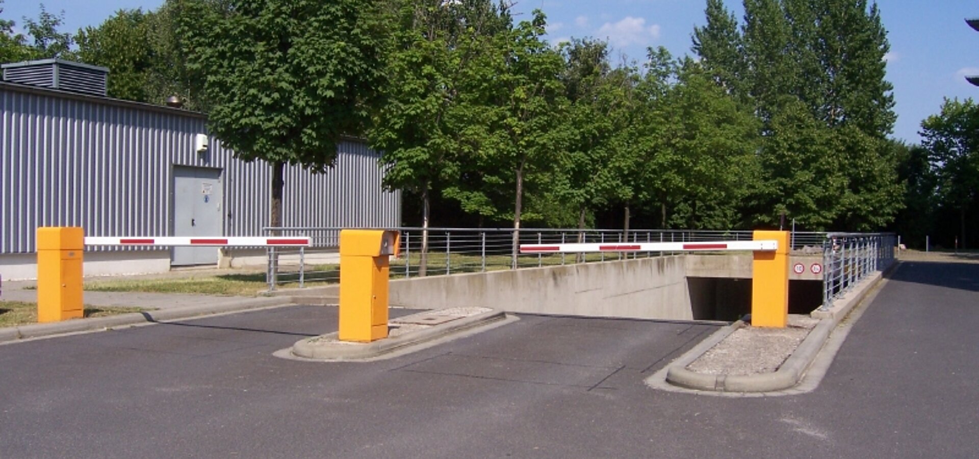 Tiefgarageneinfahrt