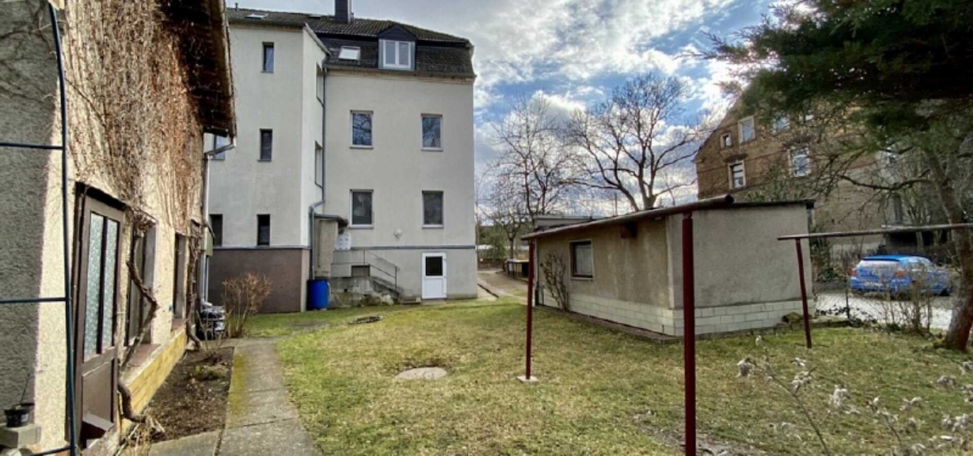 Hausansicht Rückseite mit Garten
